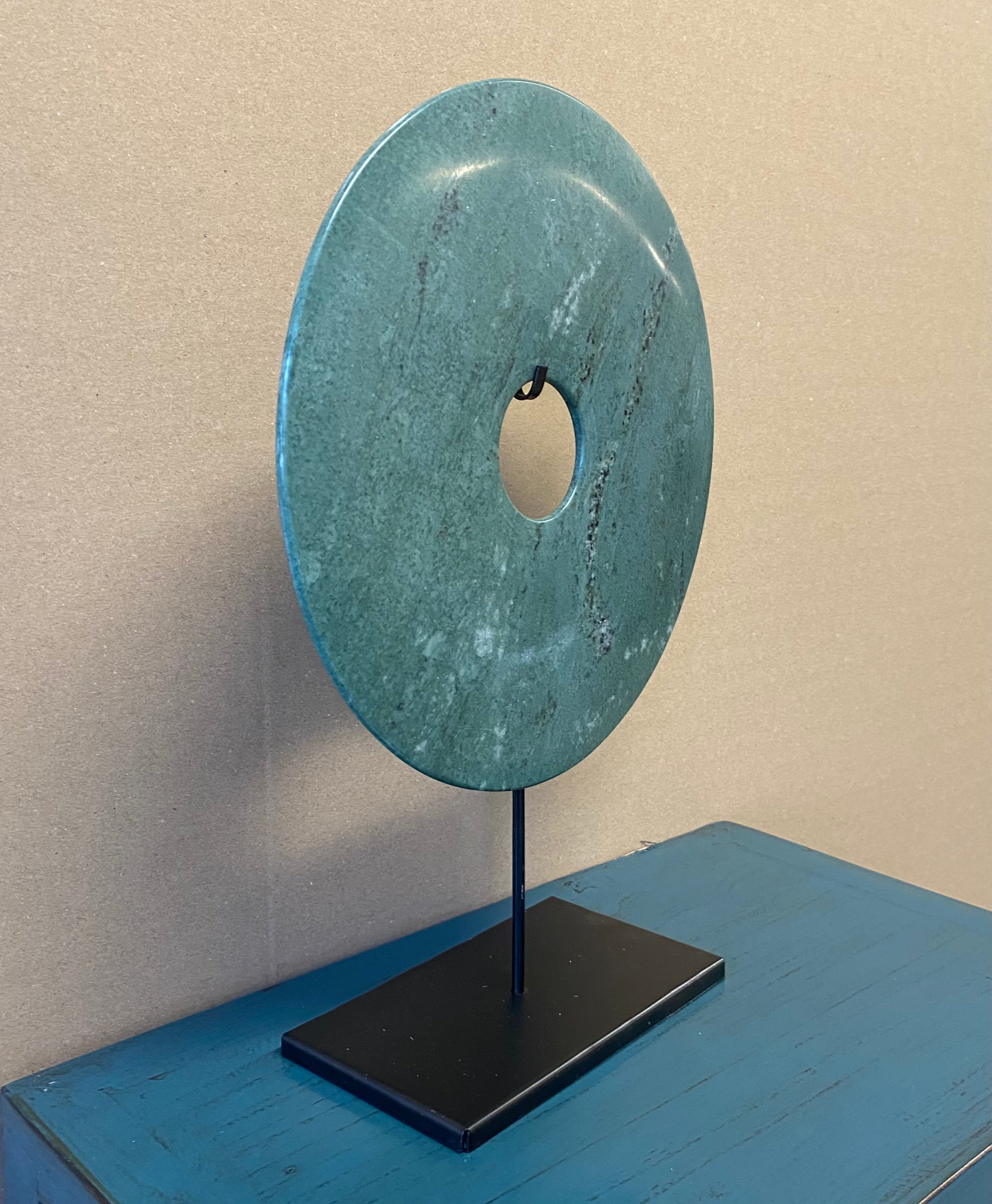 DISCO IN PIETRA LEVIGATA CON PIEDESTALLO