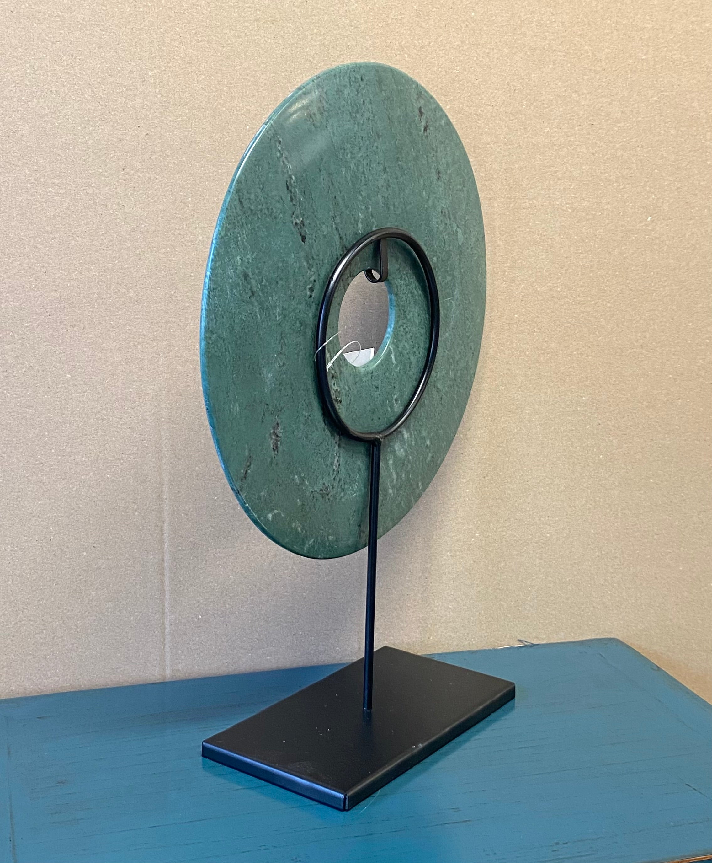 DISCO IN PIETRA LEVIGATA CON PIEDESTALLO