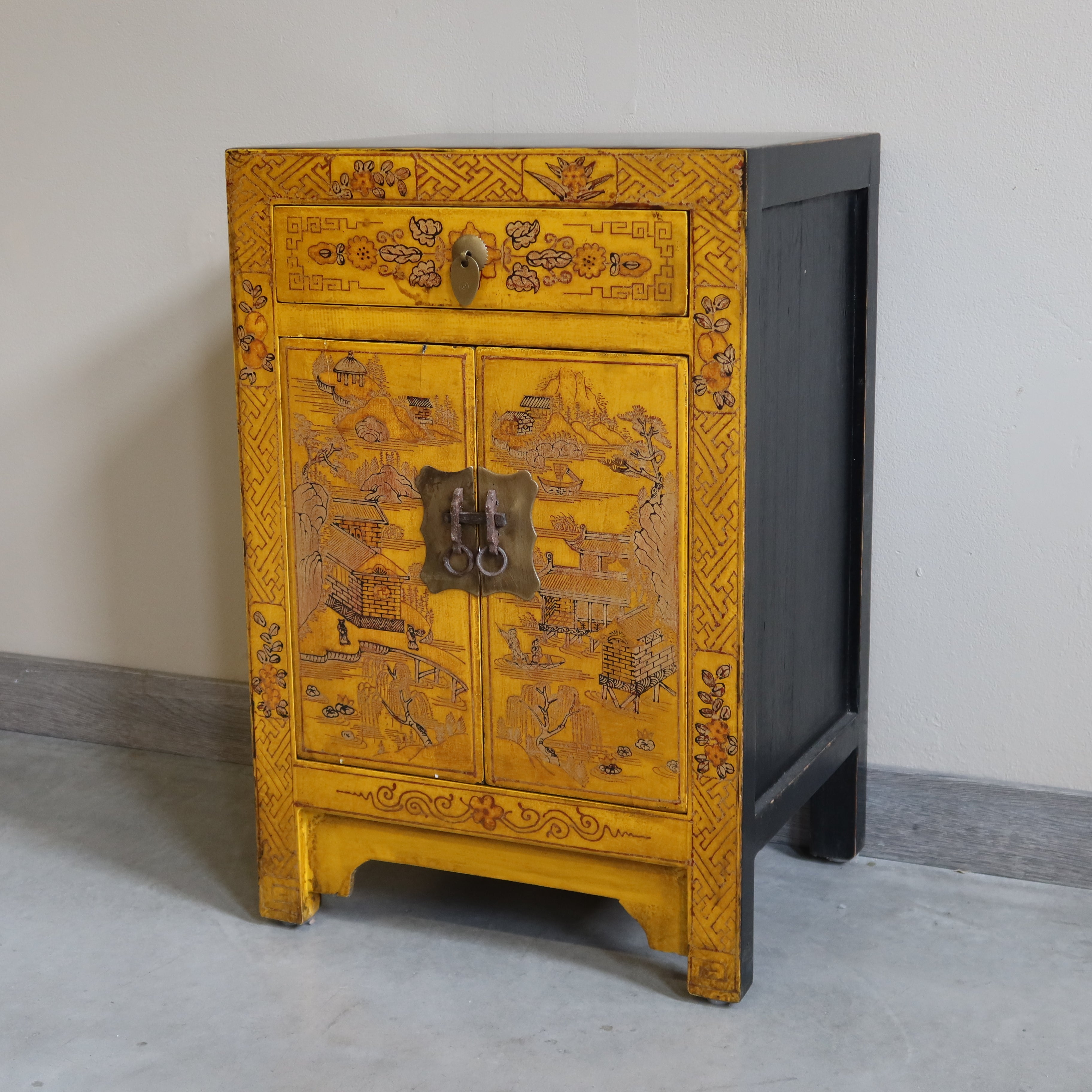 COMODINO SHANXI LACCA GIALLA DECORATA