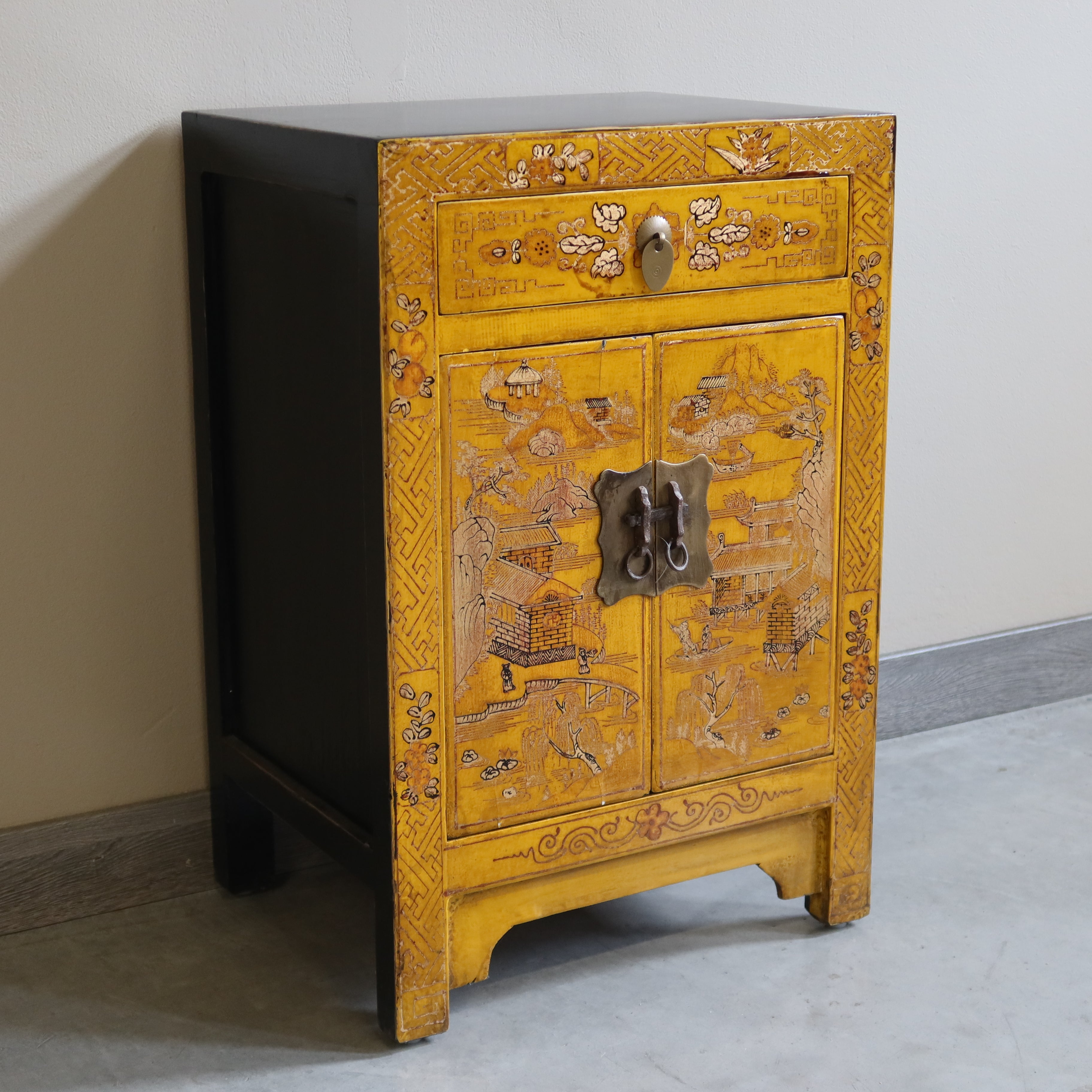 COMODINO SHANXI LACCA GIALLA DECORATA