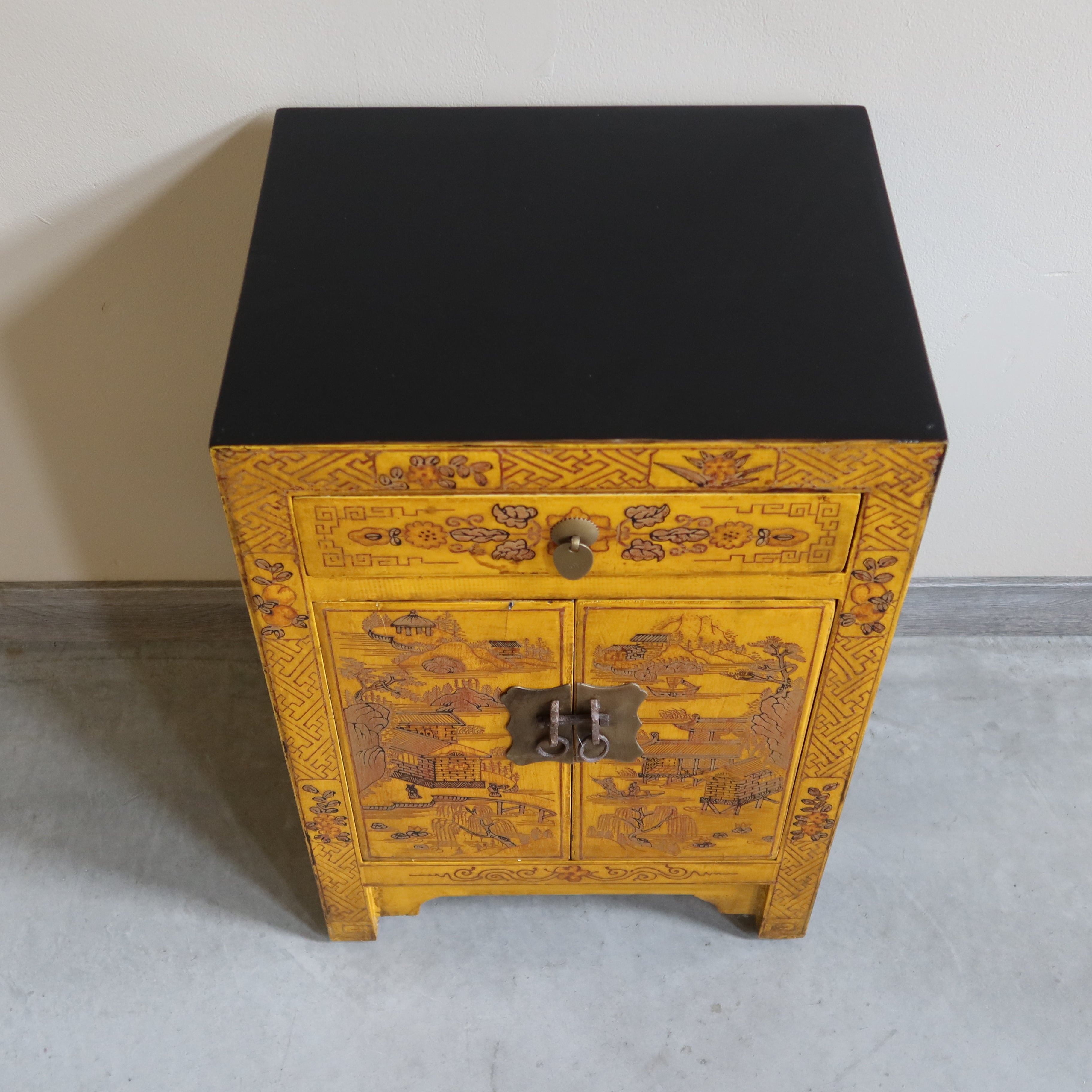 COMODINO SHANXI LACCA GIALLA DECORATA