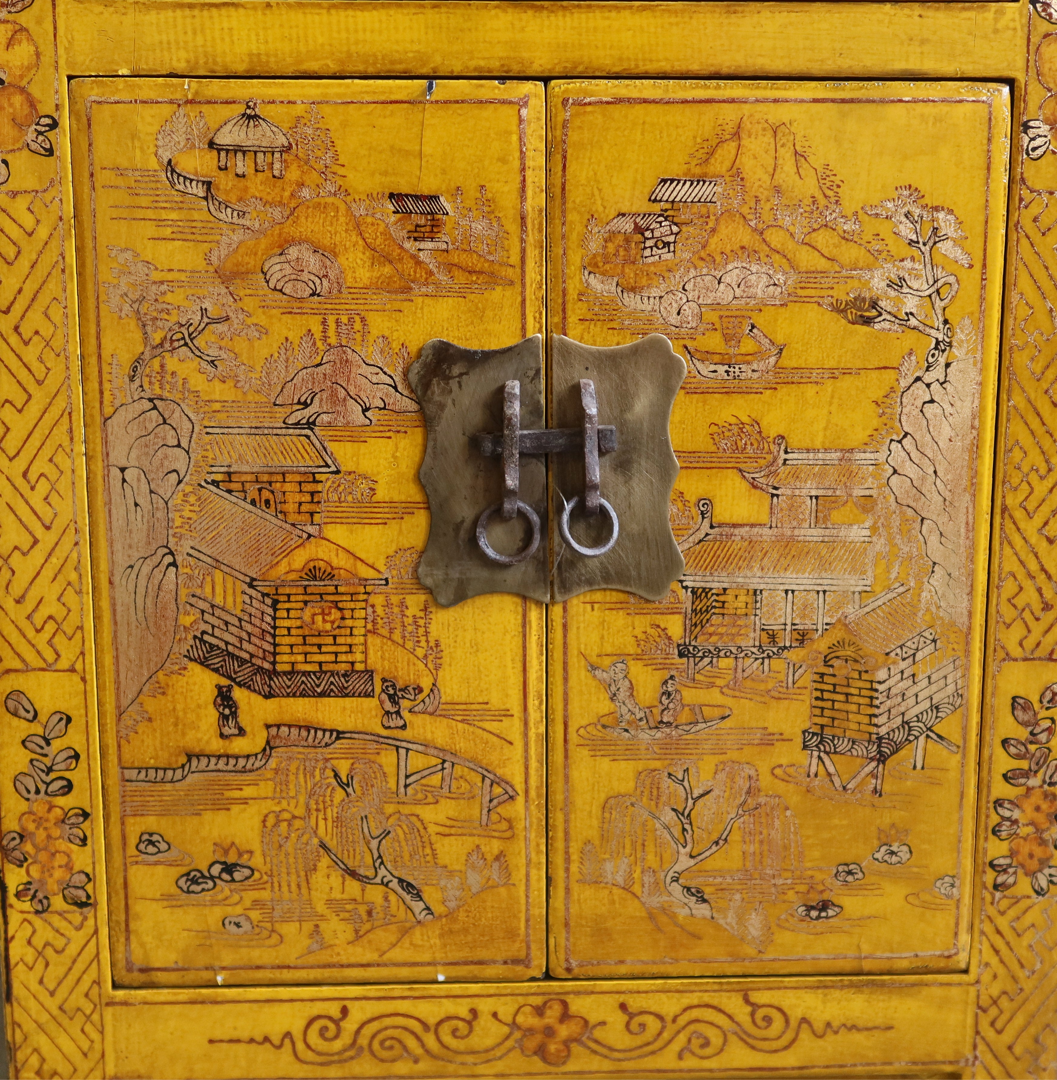 COMODINO SHANXI LACCA GIALLA DECORATA