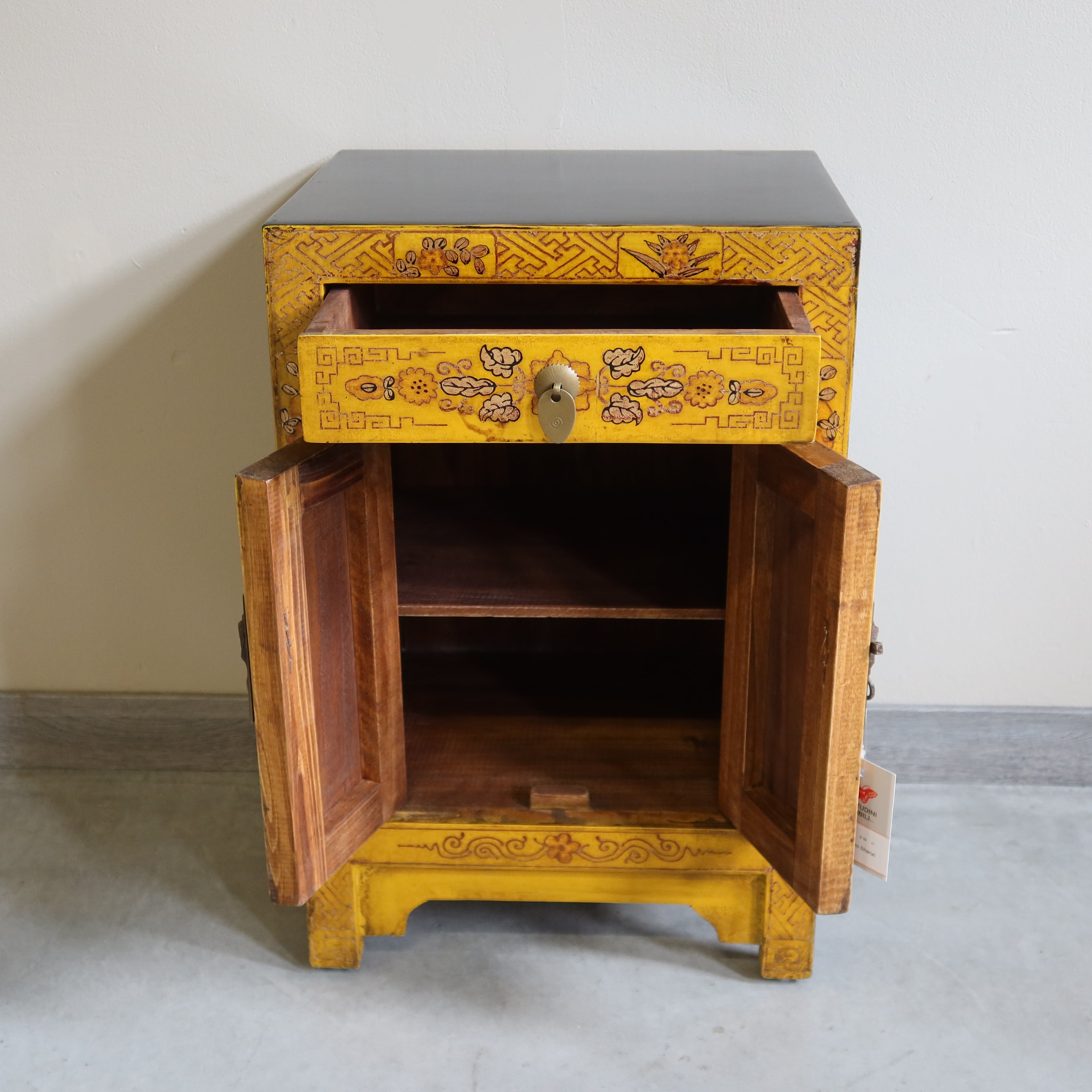 COMODINO SHANXI LACCA GIALLA DECORATA