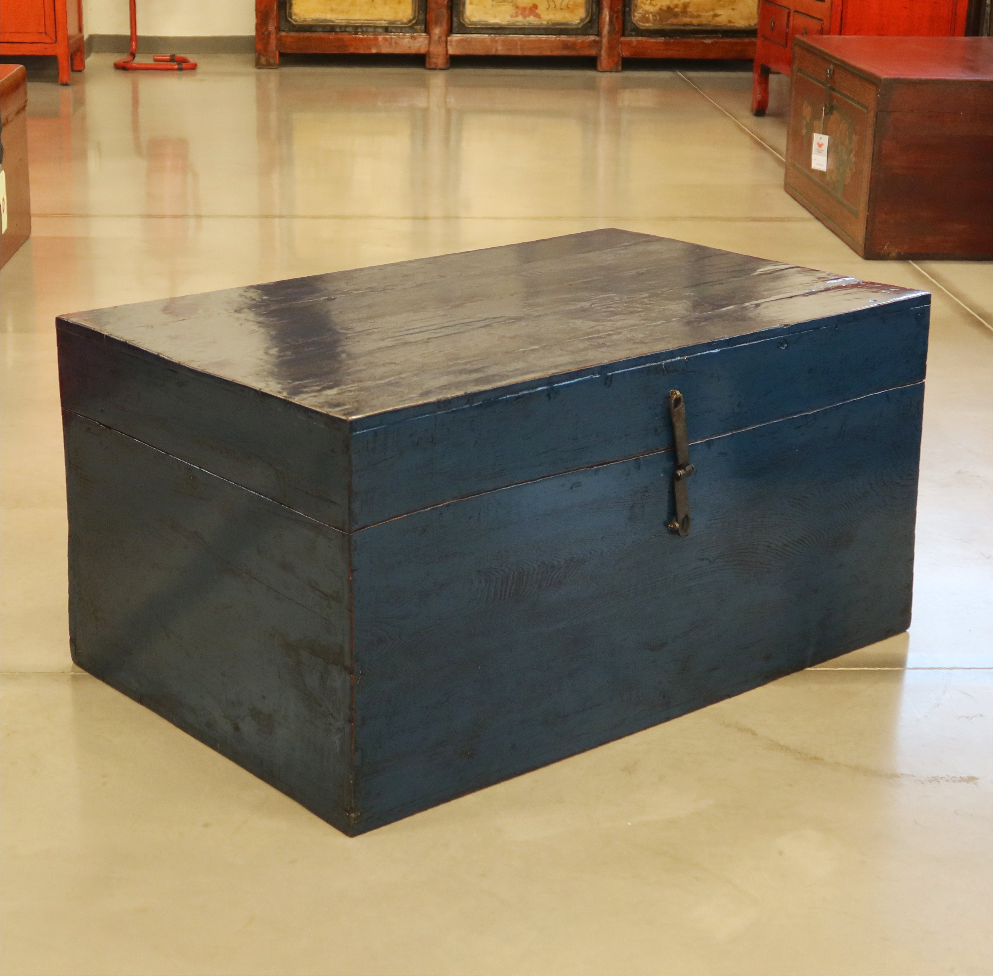 GRANDE BAULE CINESE IN LACCA BLU