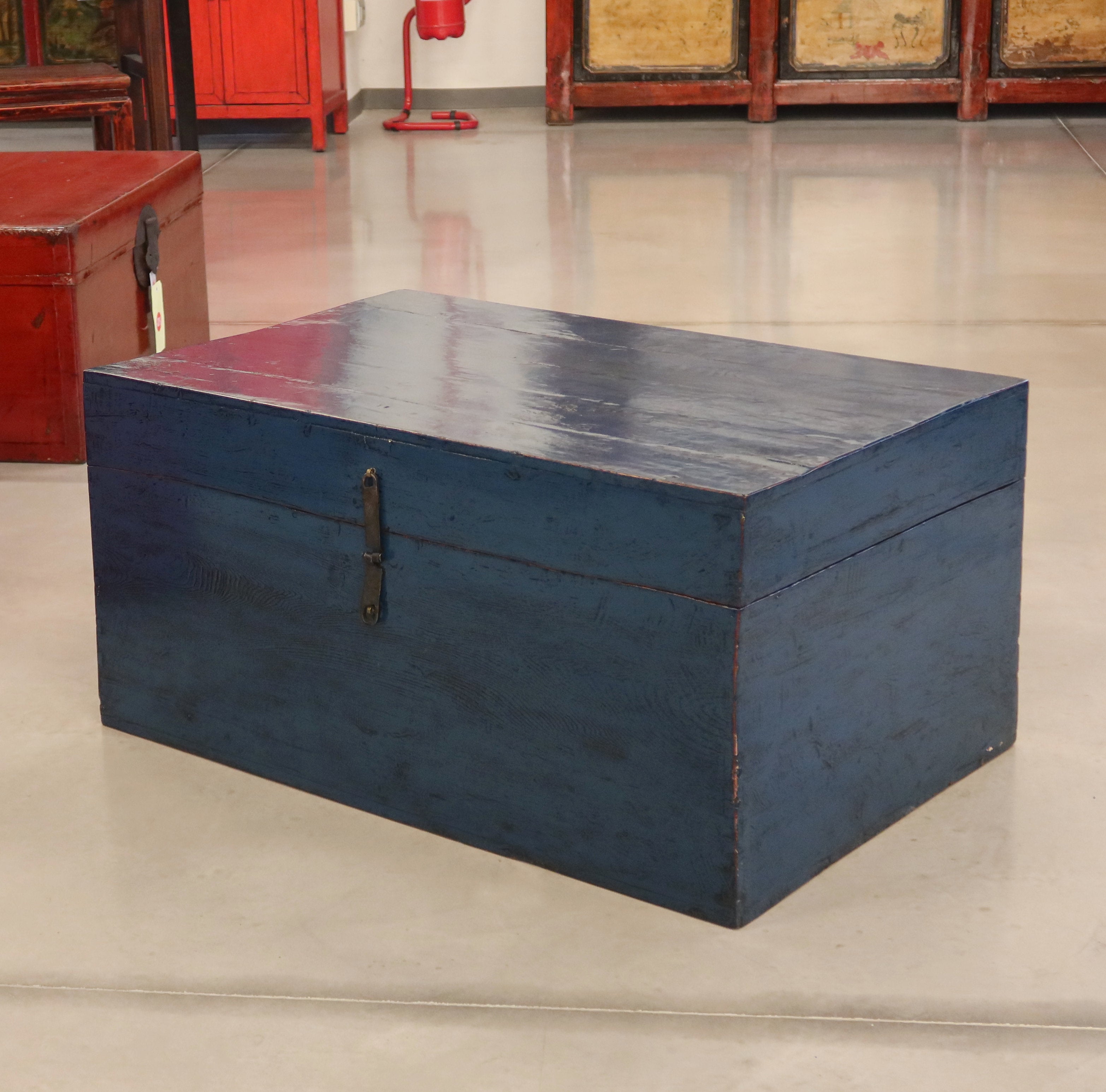 GRANDE BAULE CINESE IN LACCA BLU