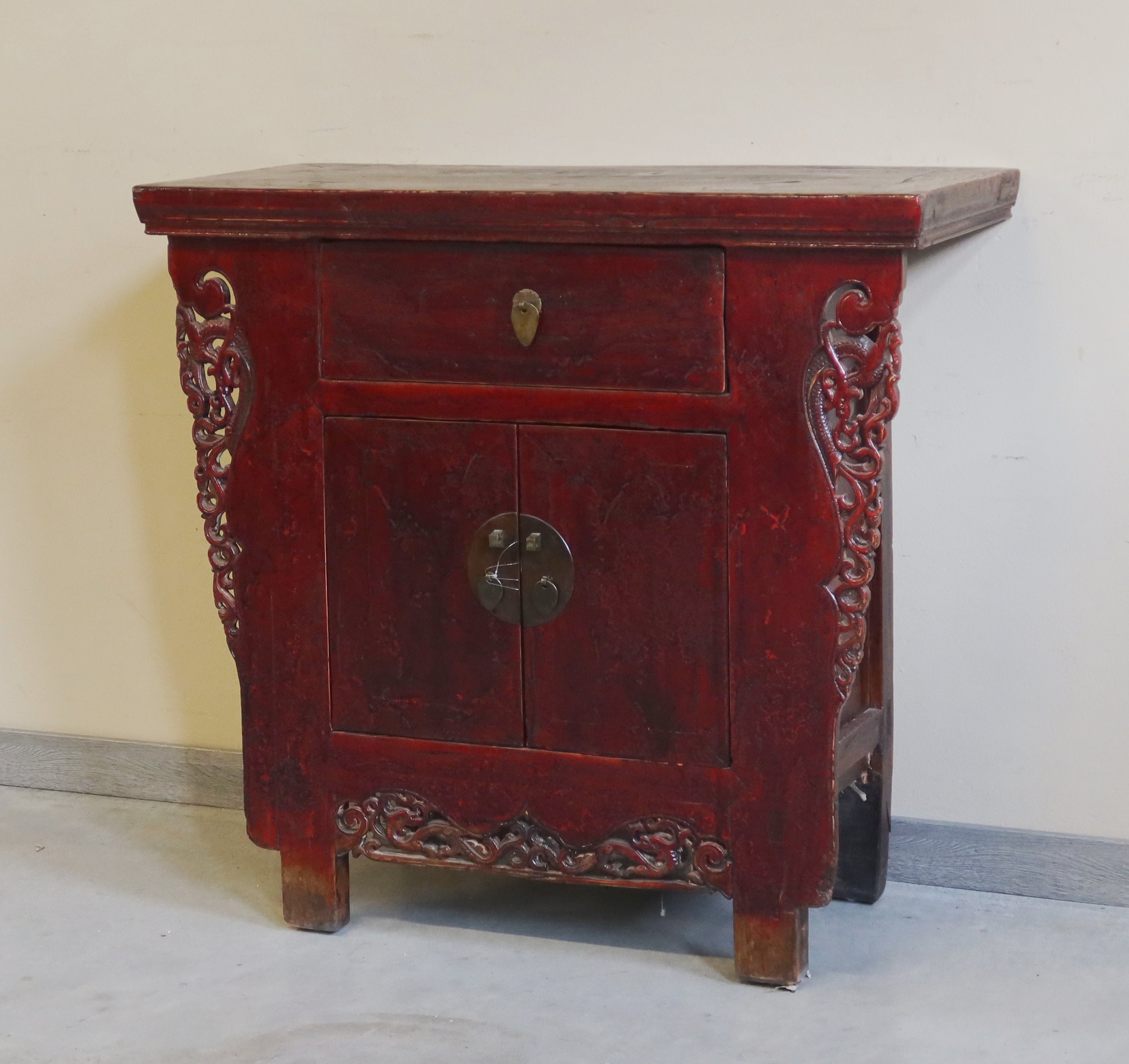CREDENZA CINESE DELLO SHANDONG CON ALI INTAGLIATE
