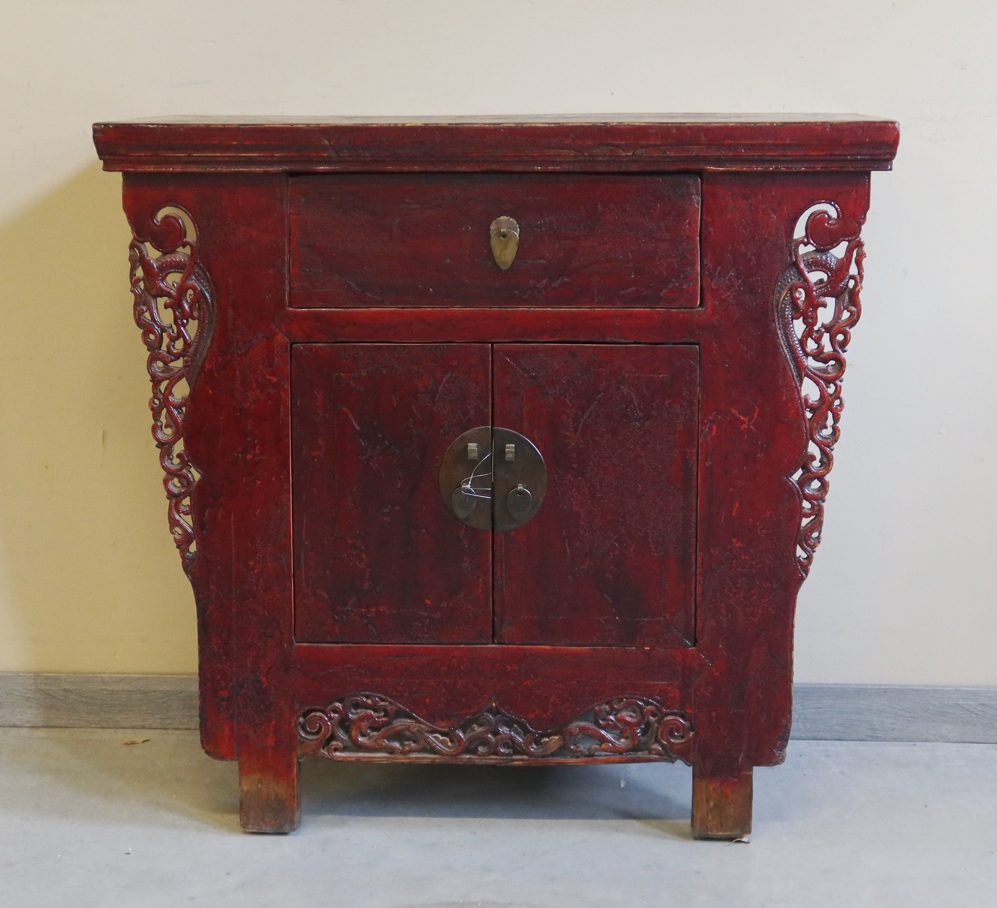CREDENZA CINESE DELLO SHANDONG CON ALI INTAGLIATE