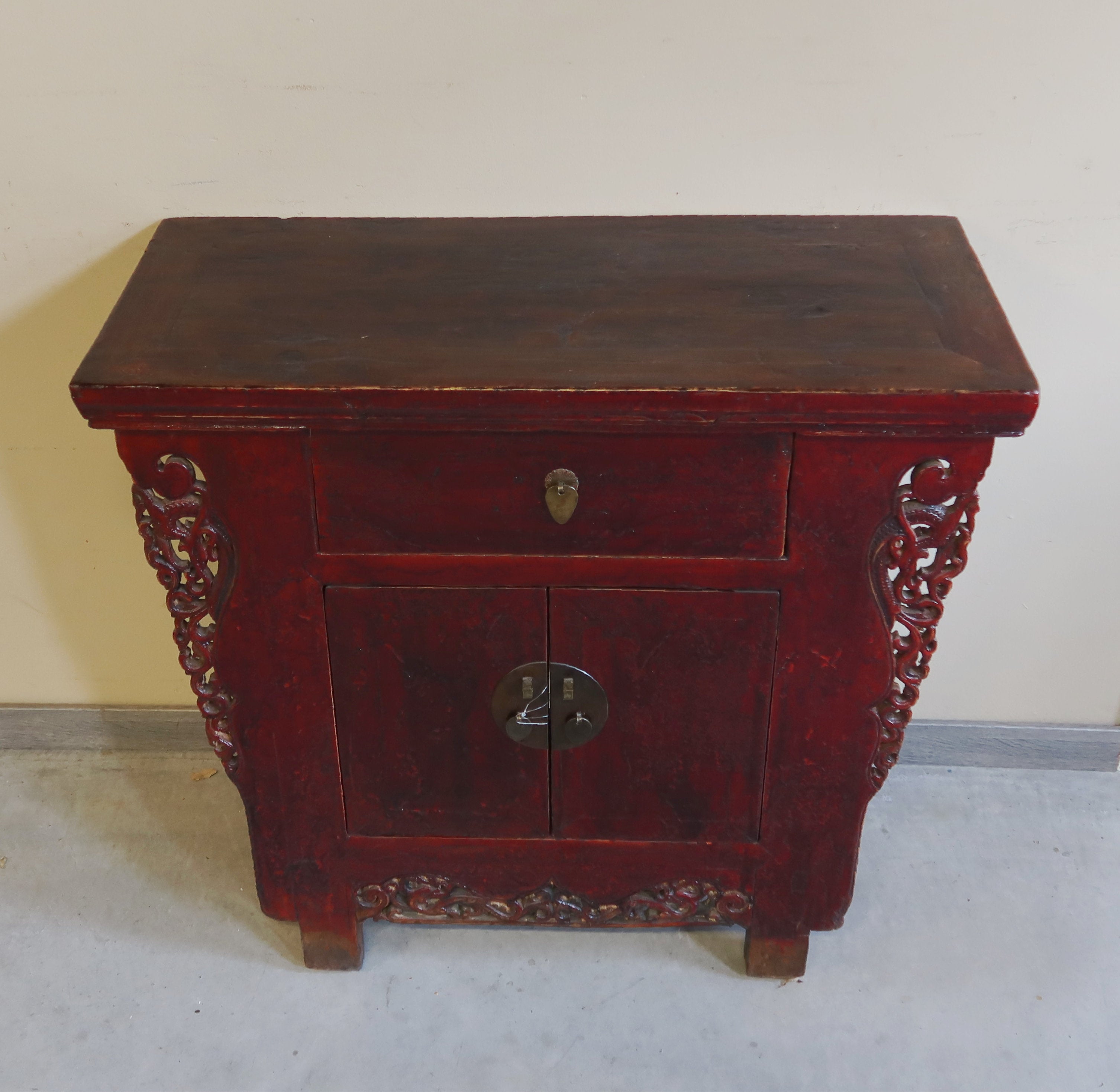 CREDENZA CINESE DELLO SHANDONG CON ALI INTAGLIATE
