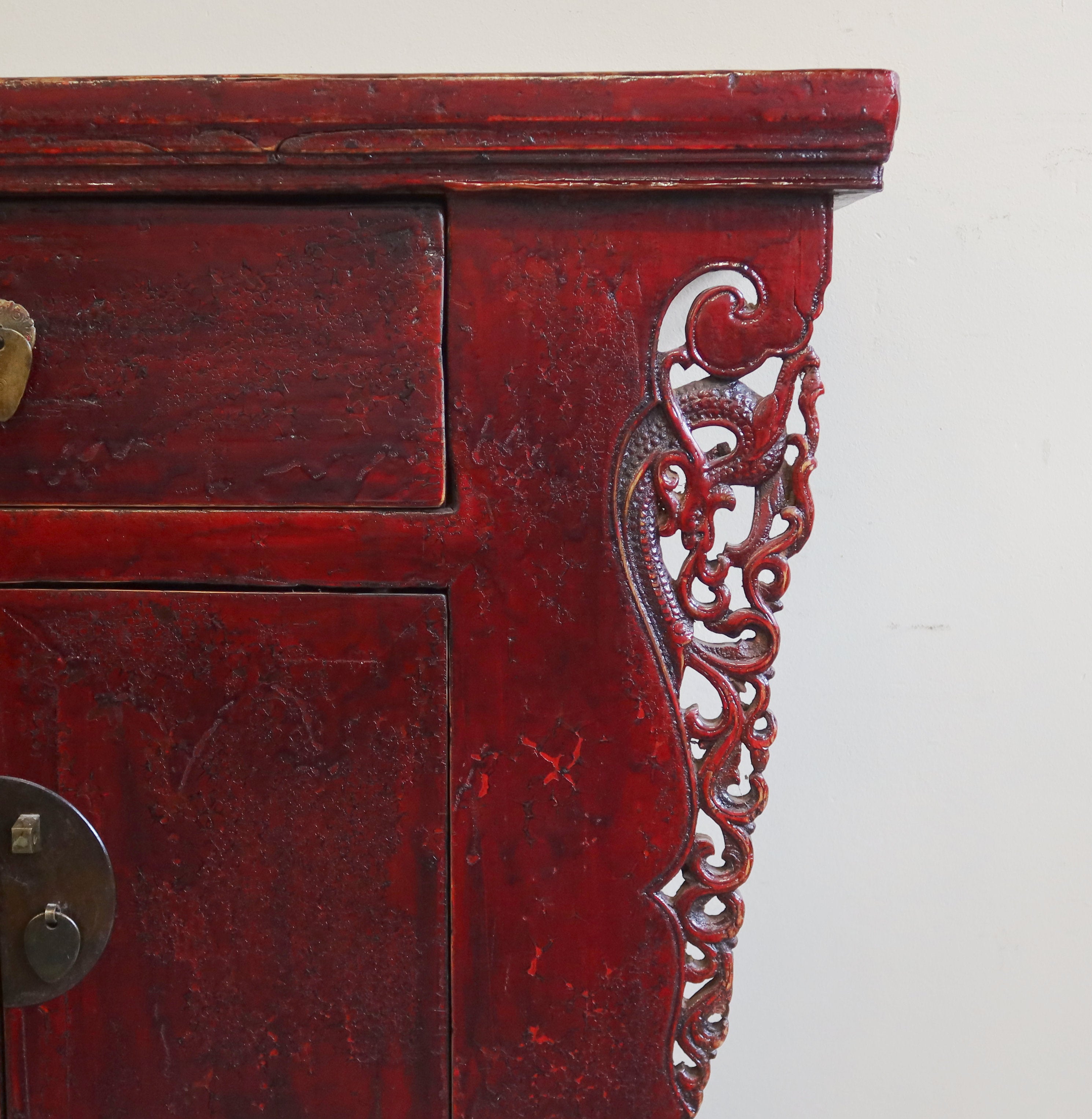 CREDENZA CINESE DELLO SHANDONG CON ALI INTAGLIATE