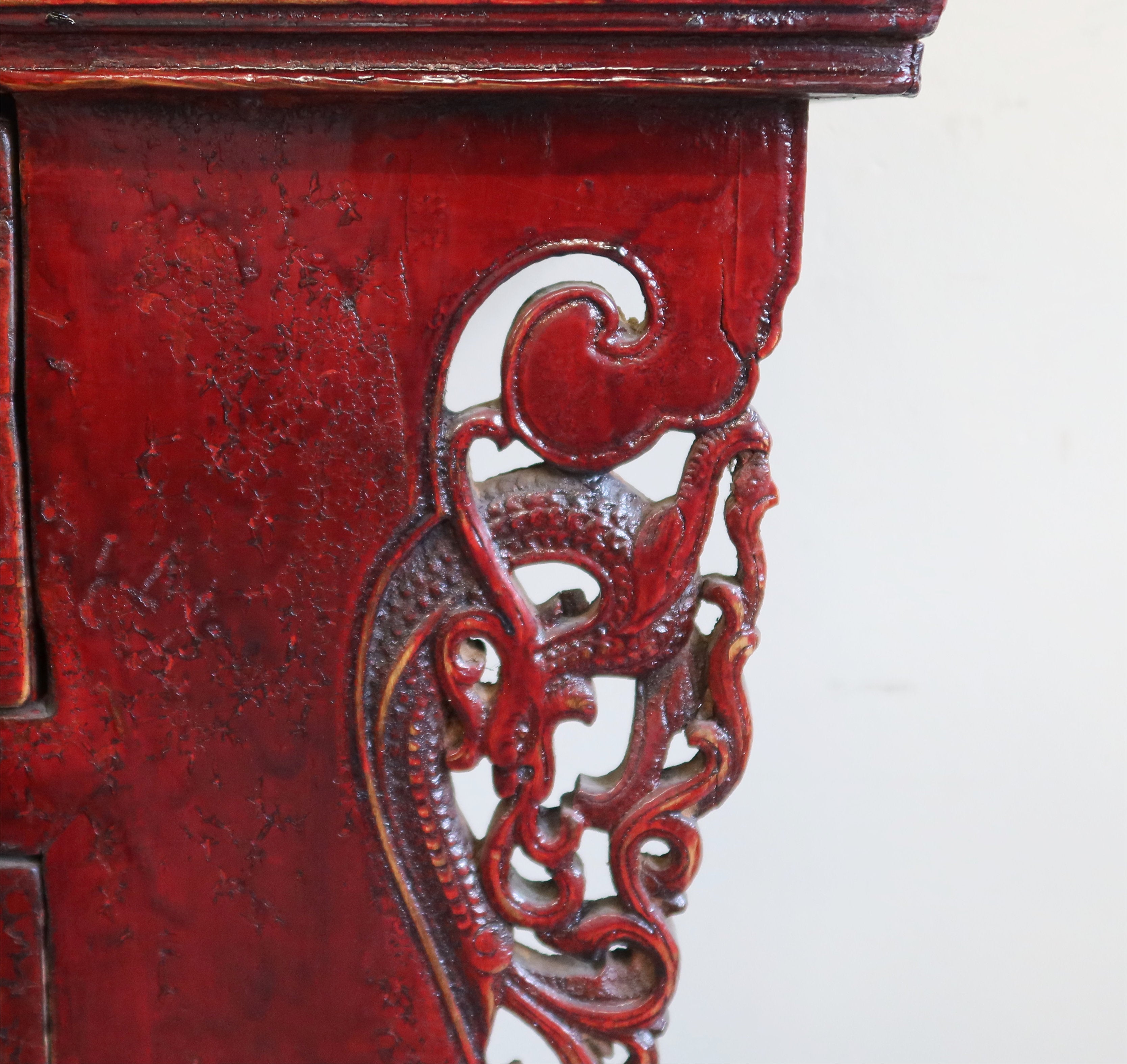 CREDENZA CINESE DELLO SHANDONG CON ALI INTAGLIATE