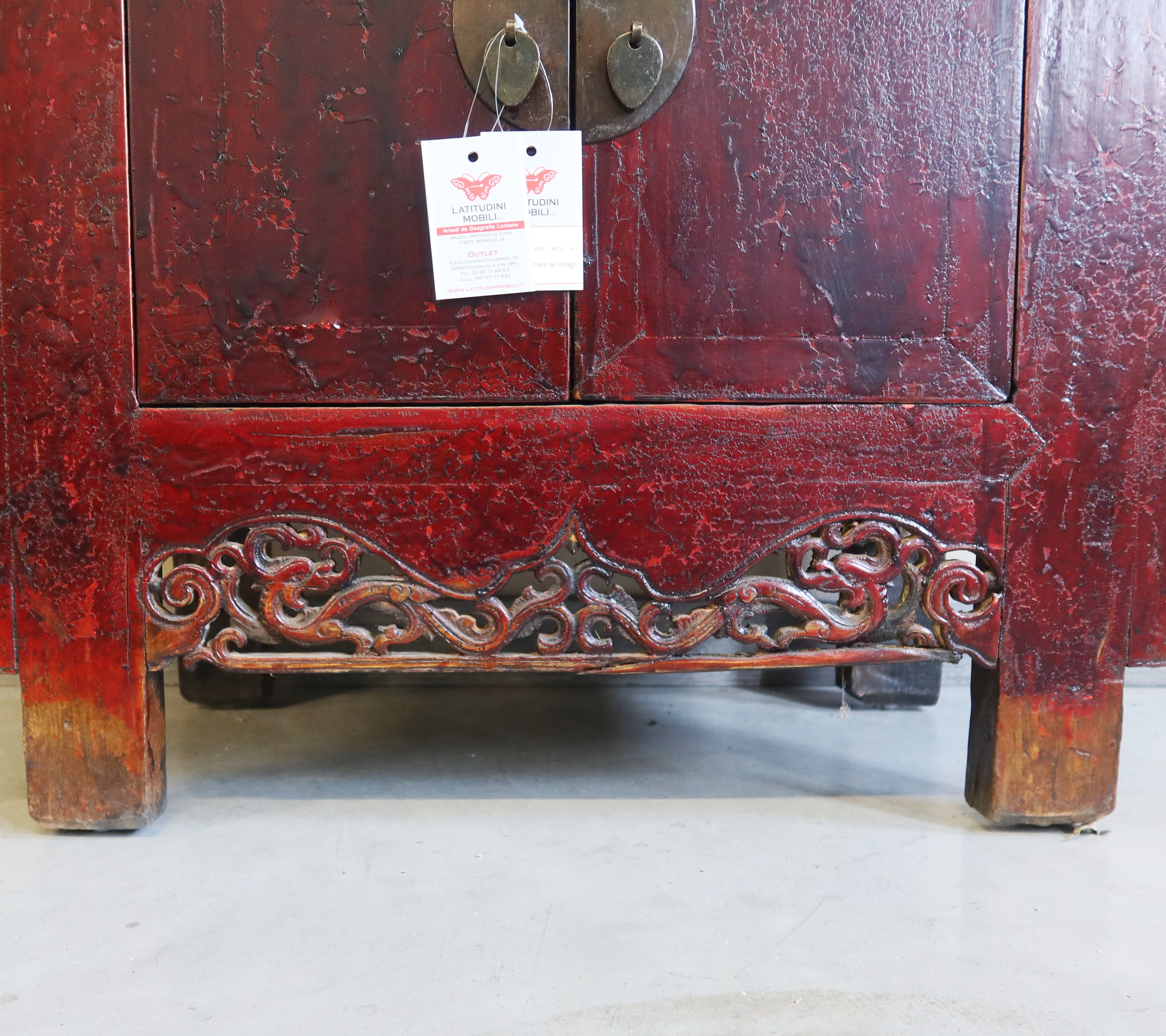 CREDENZA CINESE DELLO SHANDONG CON ALI INTAGLIATE