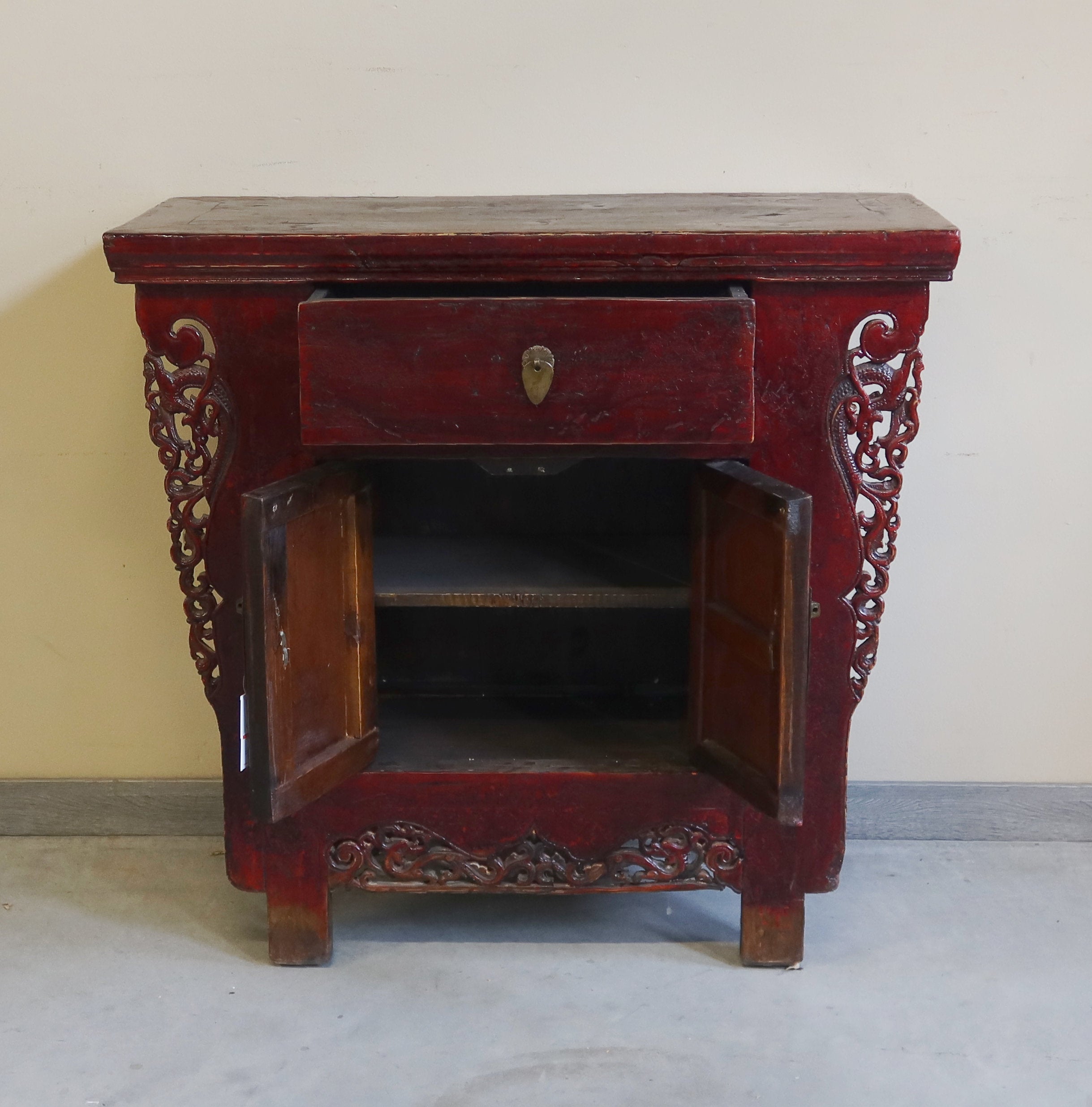 CREDENZA CINESE DELLO SHANDONG CON ALI INTAGLIATE