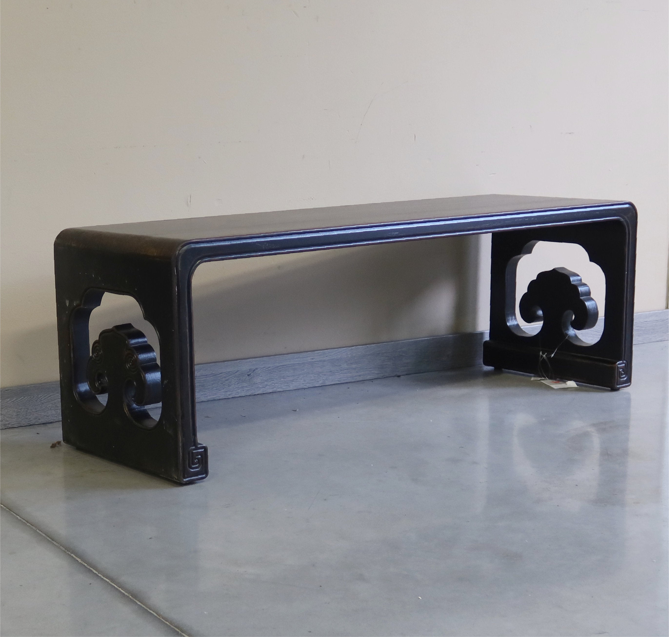 TAVOLINO LACCA NERA FIANCHI A PANNELLO INTAGLI