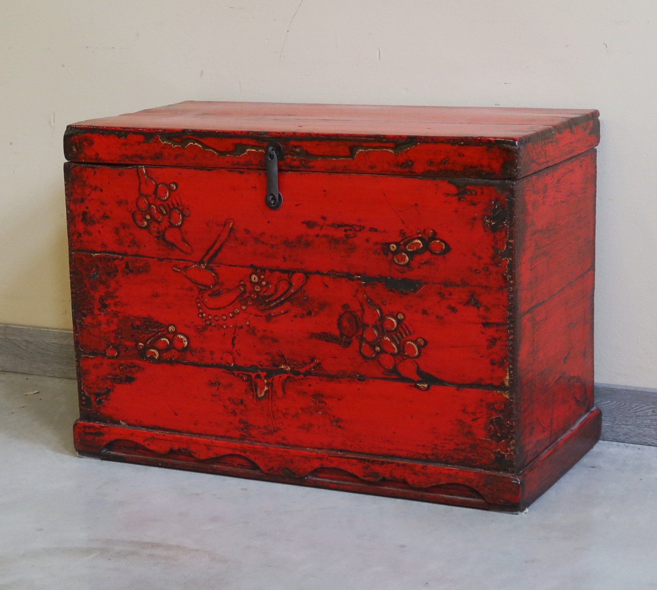 BAULE CINESE CON DECORO A RILIEVO