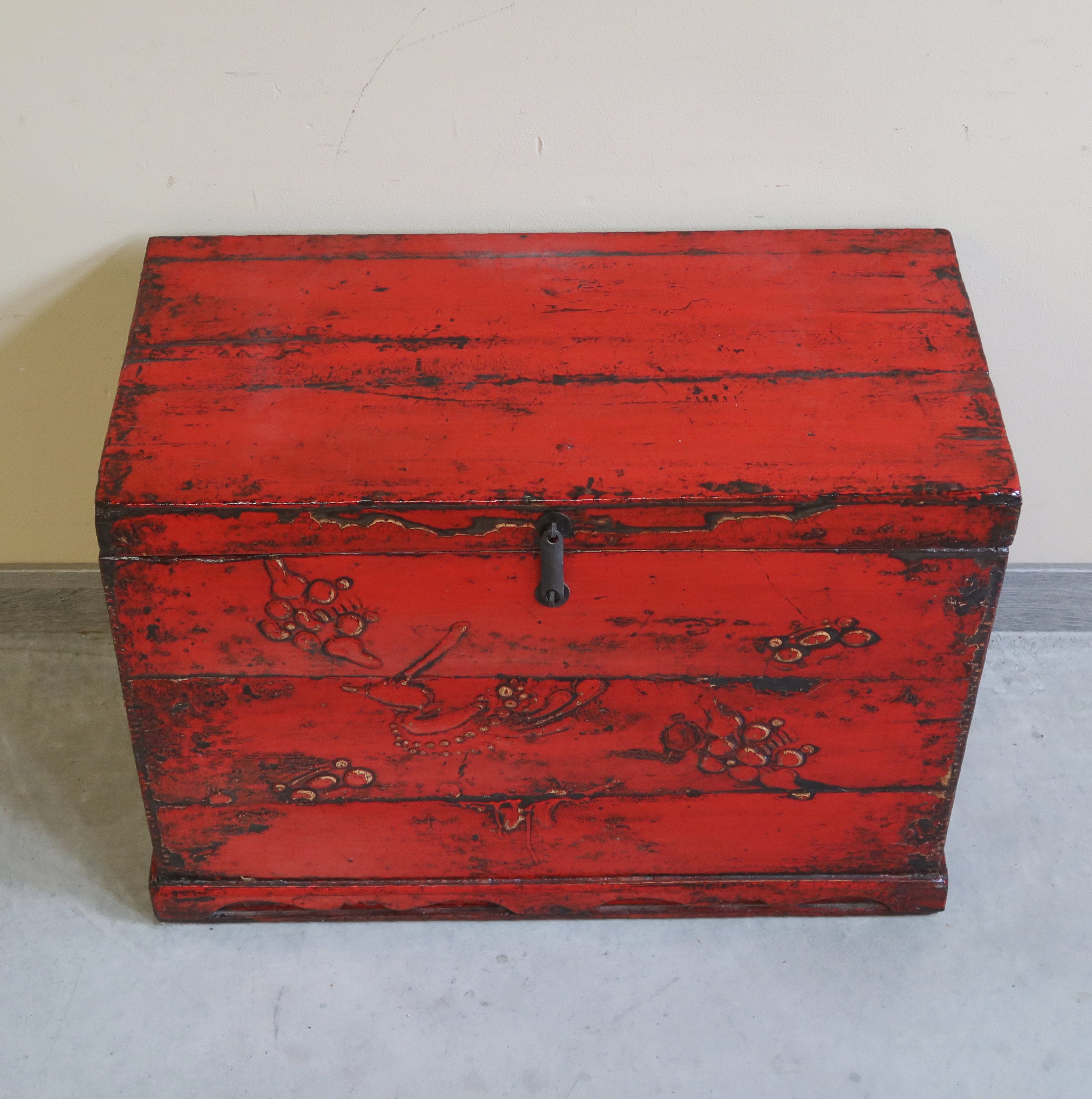 BAULE CINESE CON DECORO A RILIEVO
