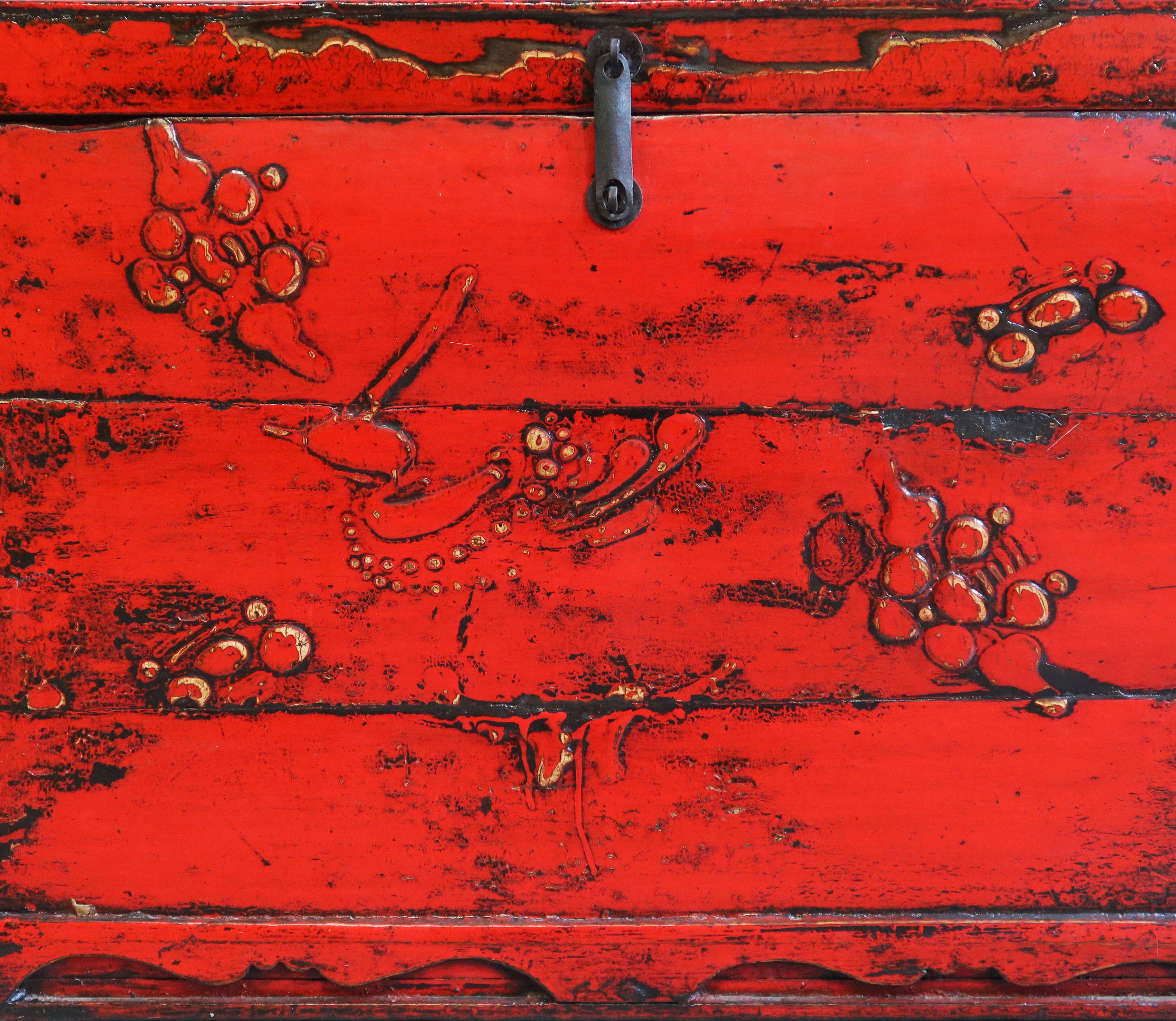 BAULE CINESE CON DECORO A RILIEVO