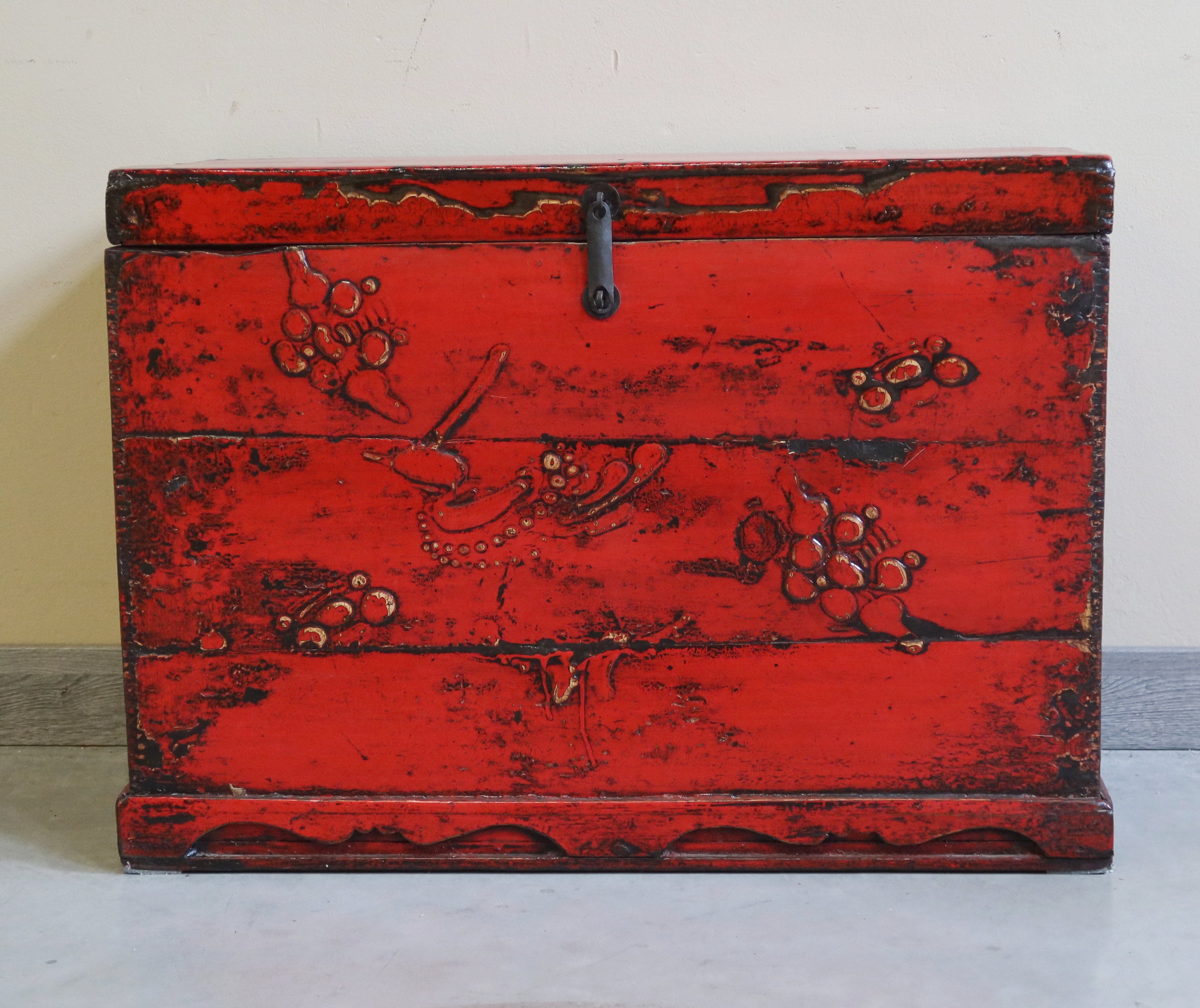 BAULE CINESE CON DECORO A RILIEVO
