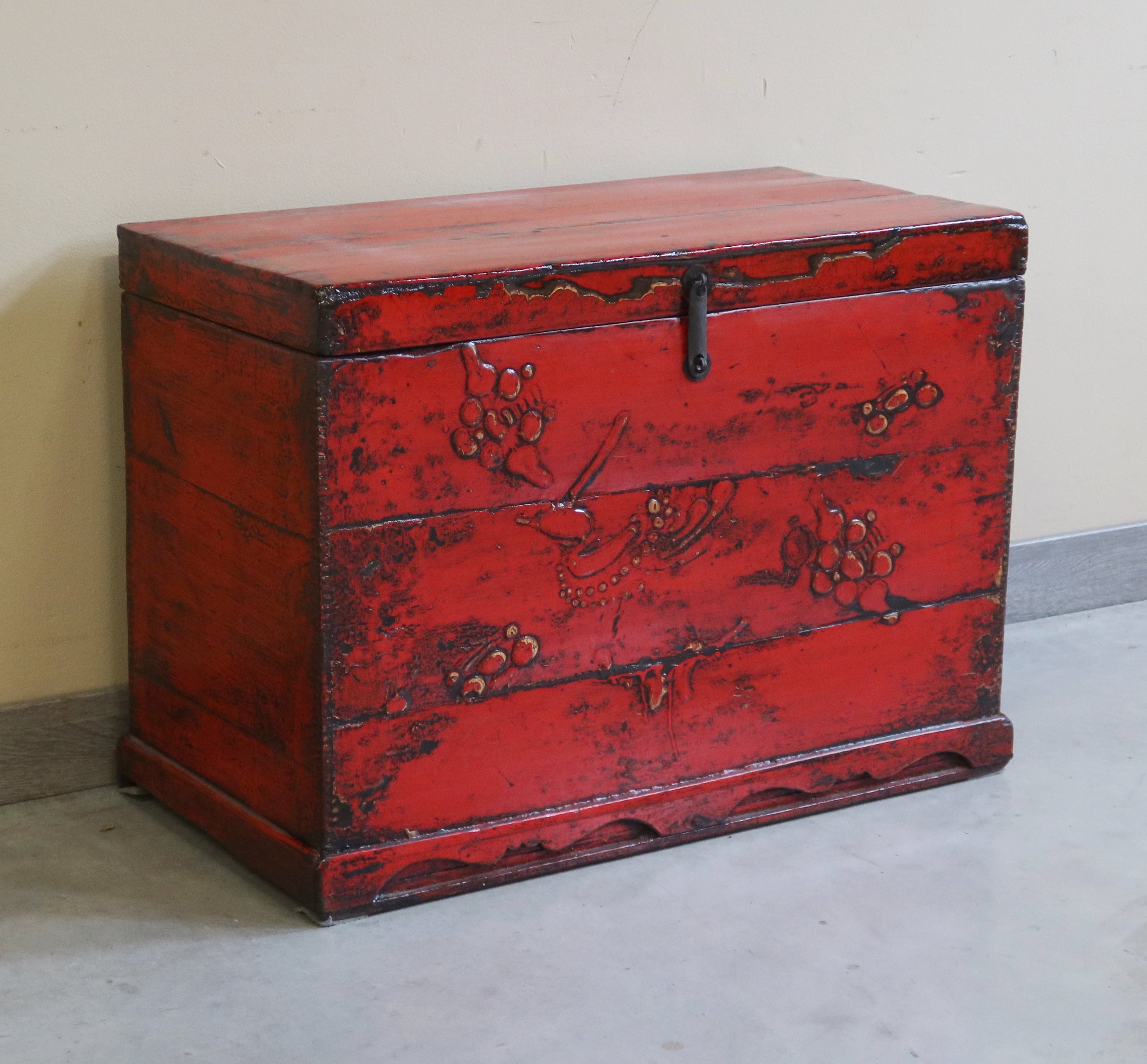 BAULE CINESE CON DECORO A RILIEVO