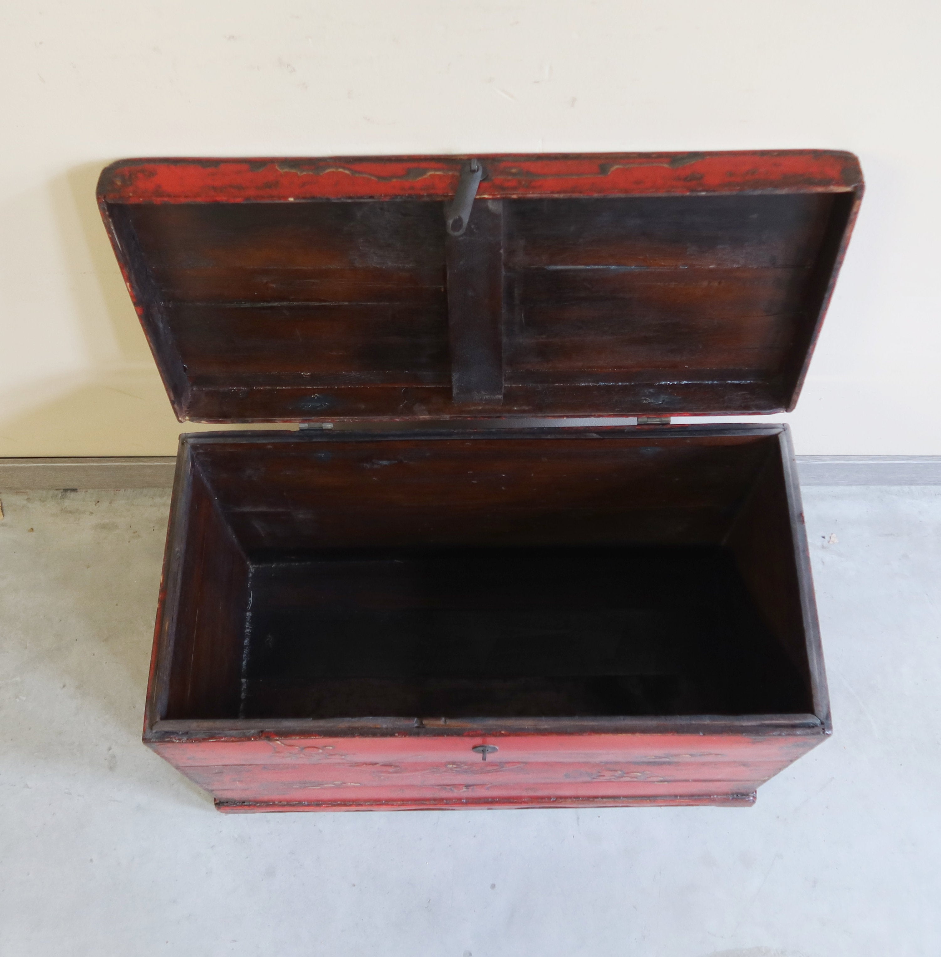 BAULE CINESE CON DECORO A RILIEVO