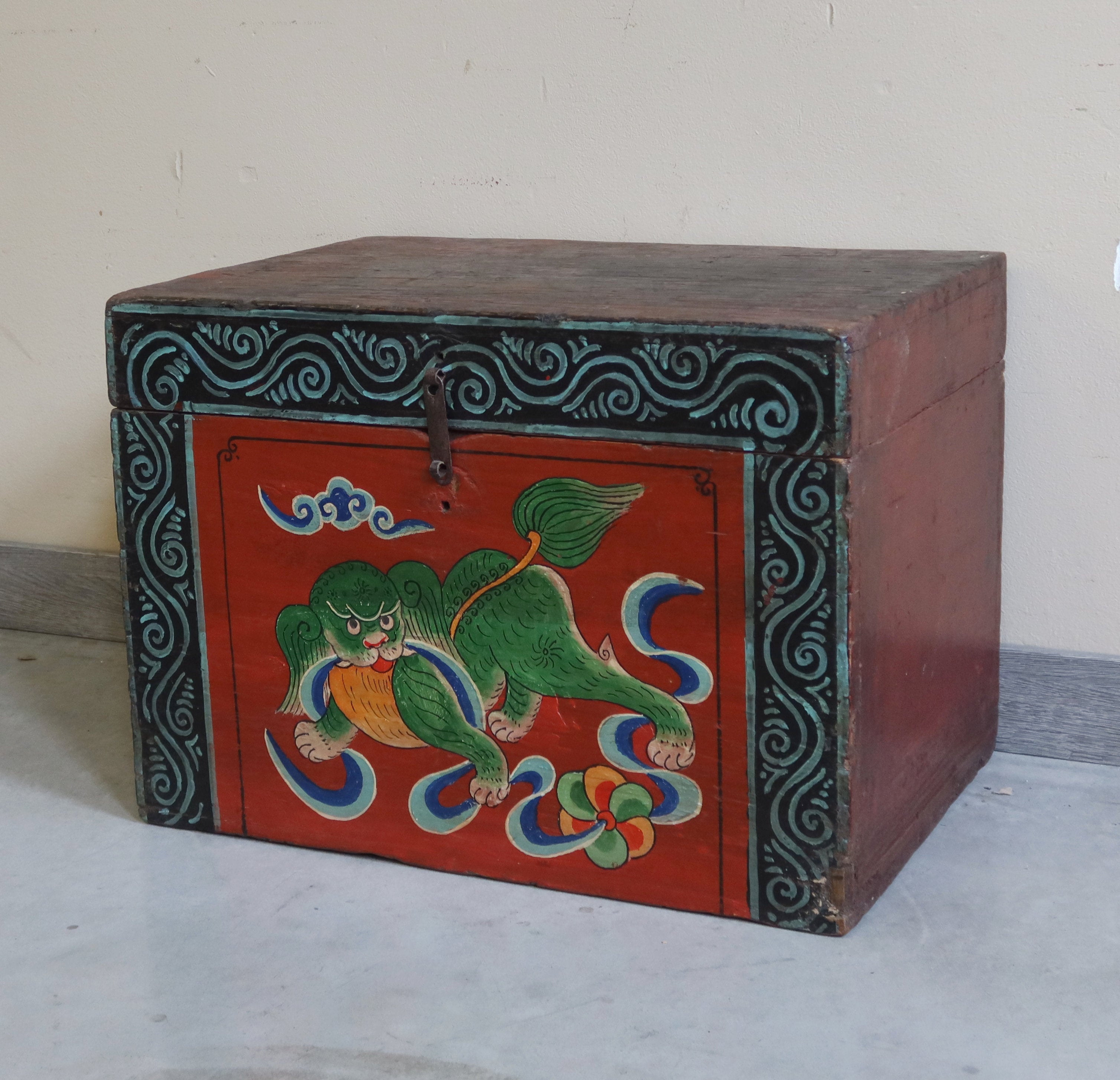 BAULE MONGOLIA DECORO LEONCANE