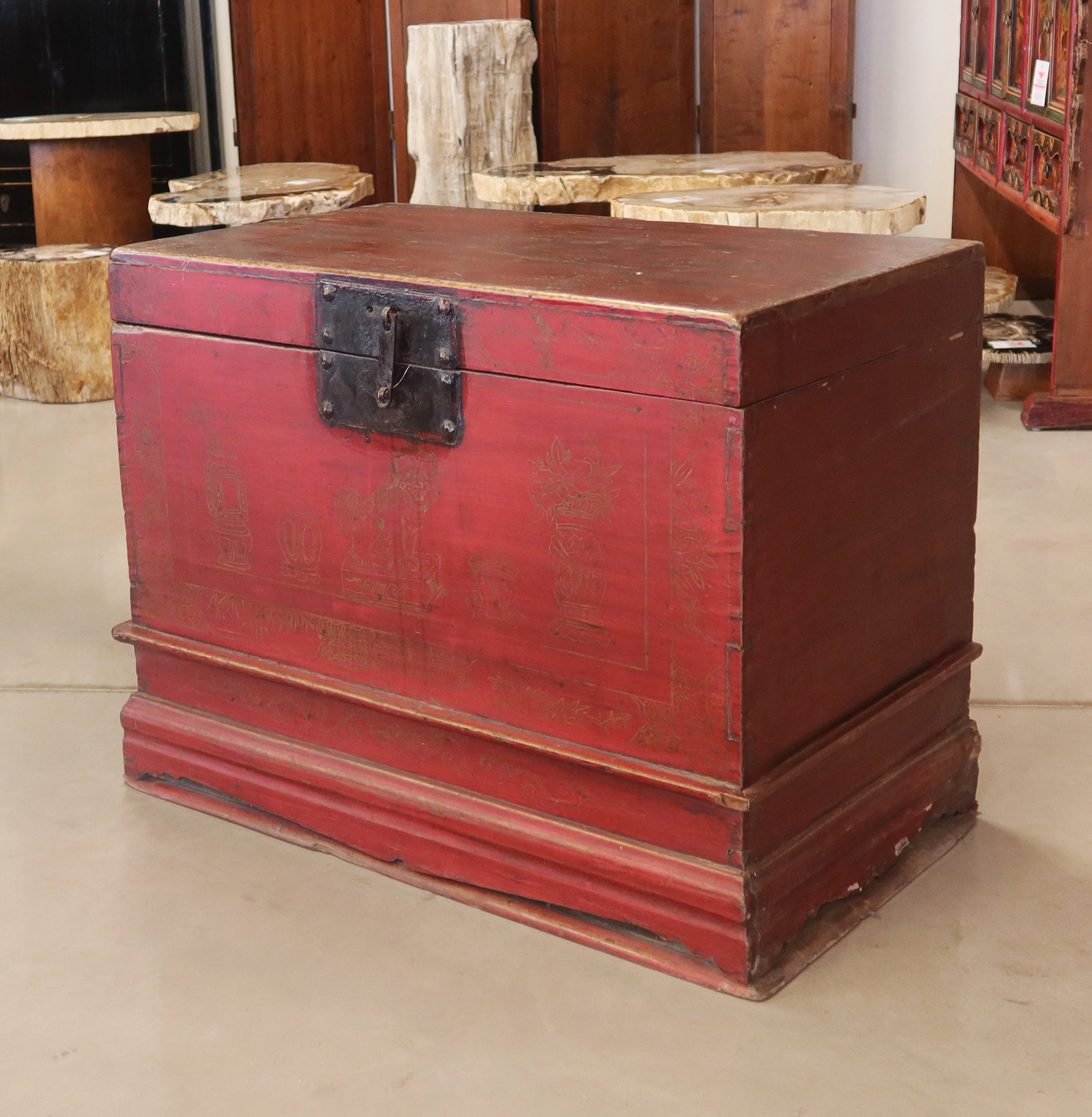 BAULE CINESE IN LACCA ROSSA CON DECORO A CHINA