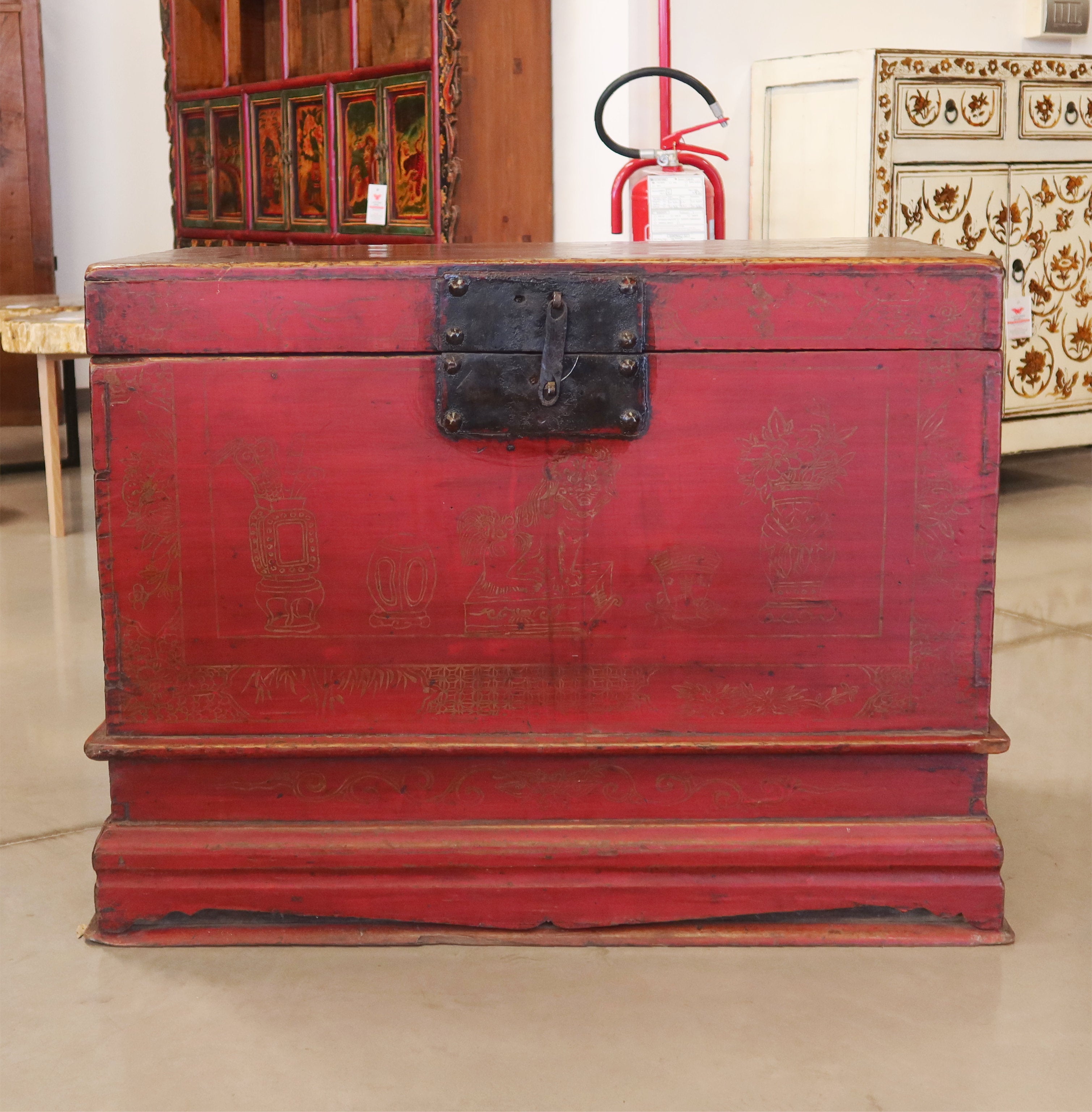 BAULE CINESE IN LACCA ROSSA CON DECORO A CHINA