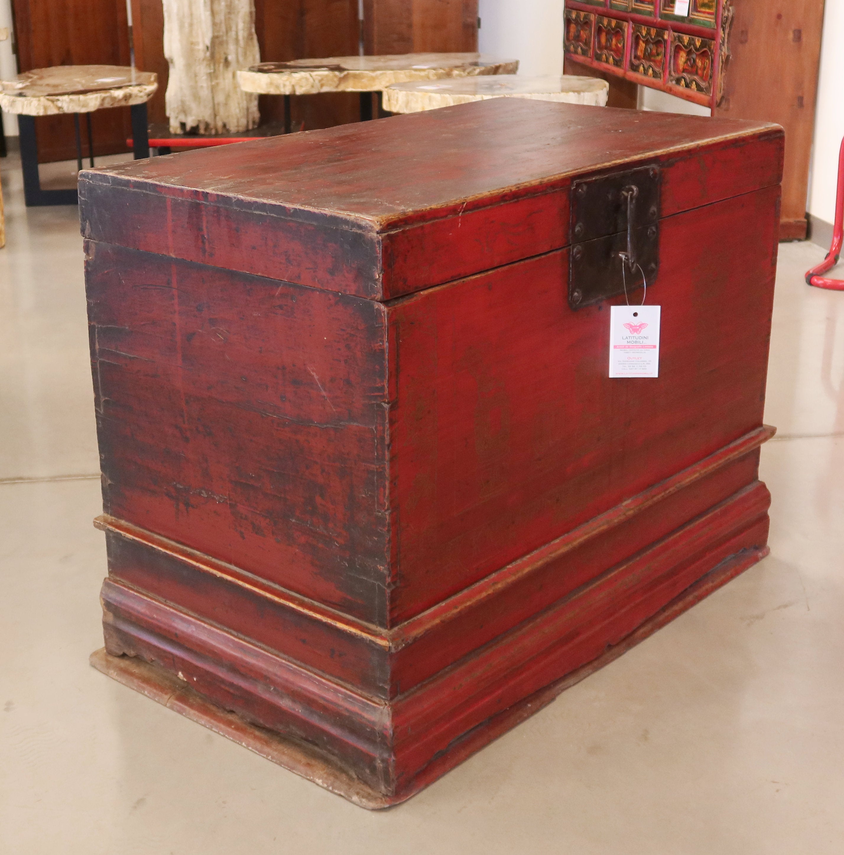 BAULE CINESE IN LACCA ROSSA CON DECORO A CHINA