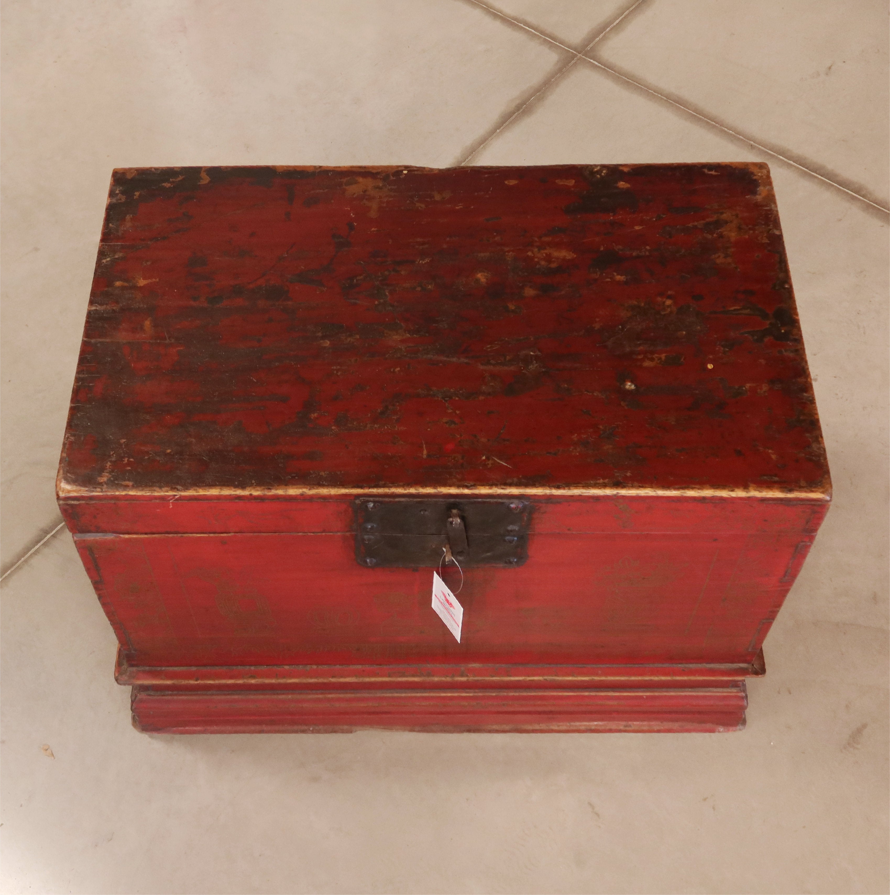 BAULE CINESE IN LACCA ROSSA CON DECORO A CHINA
