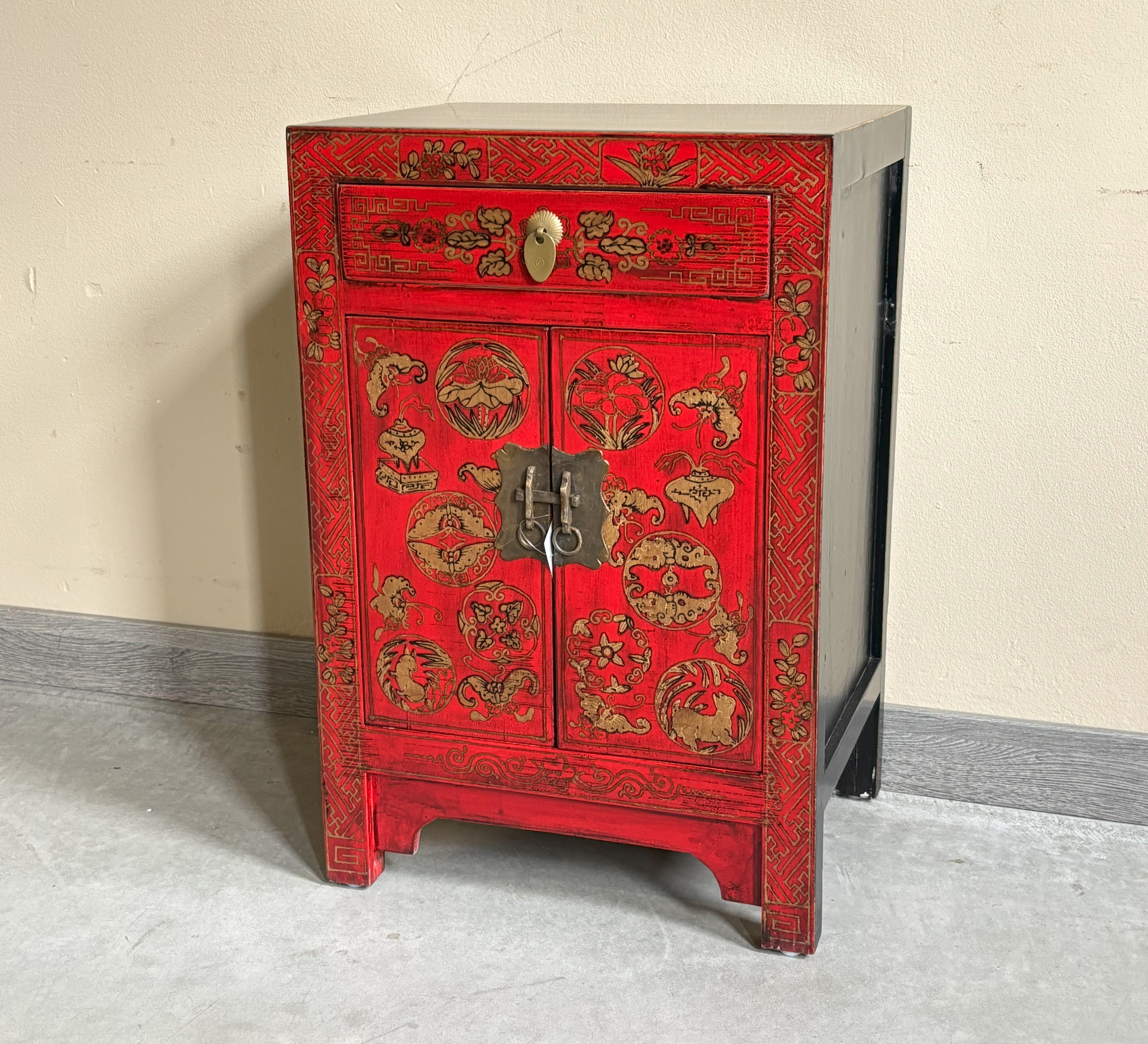 COMODINO CINESE ROSSO DECORATO