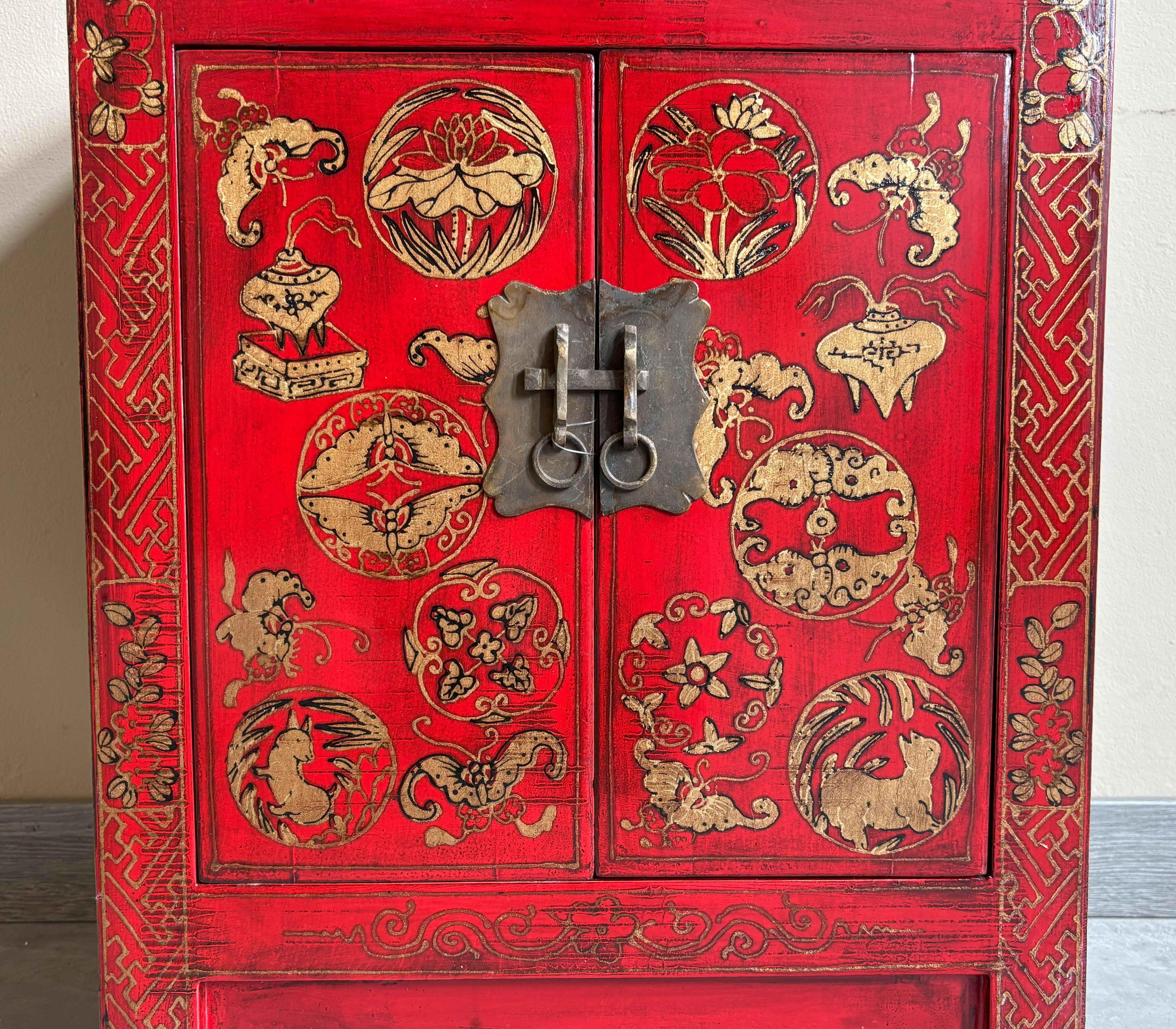 COMODINO CINESE ROSSO DECORATO