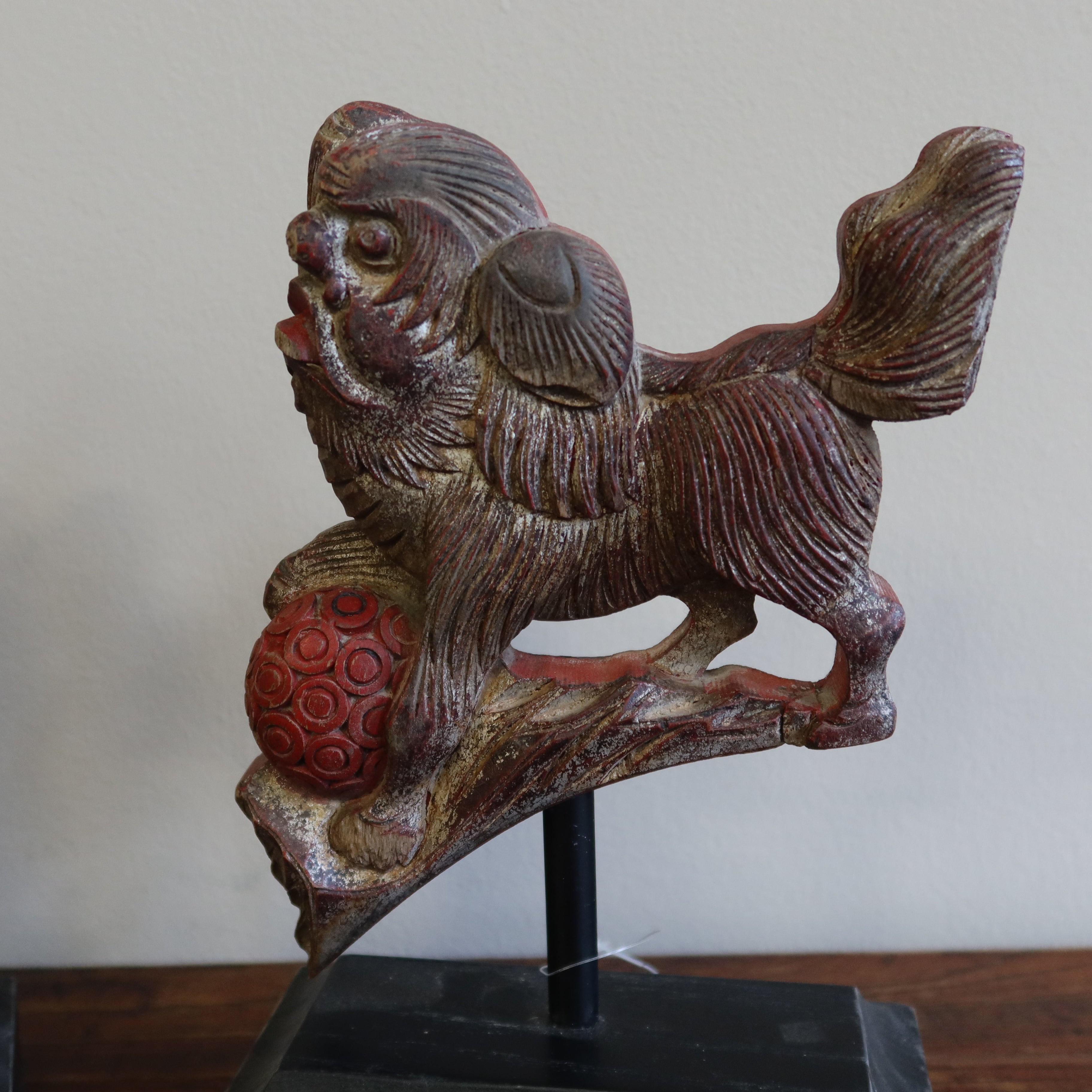 LEONCANE SU PIEDESTALLO