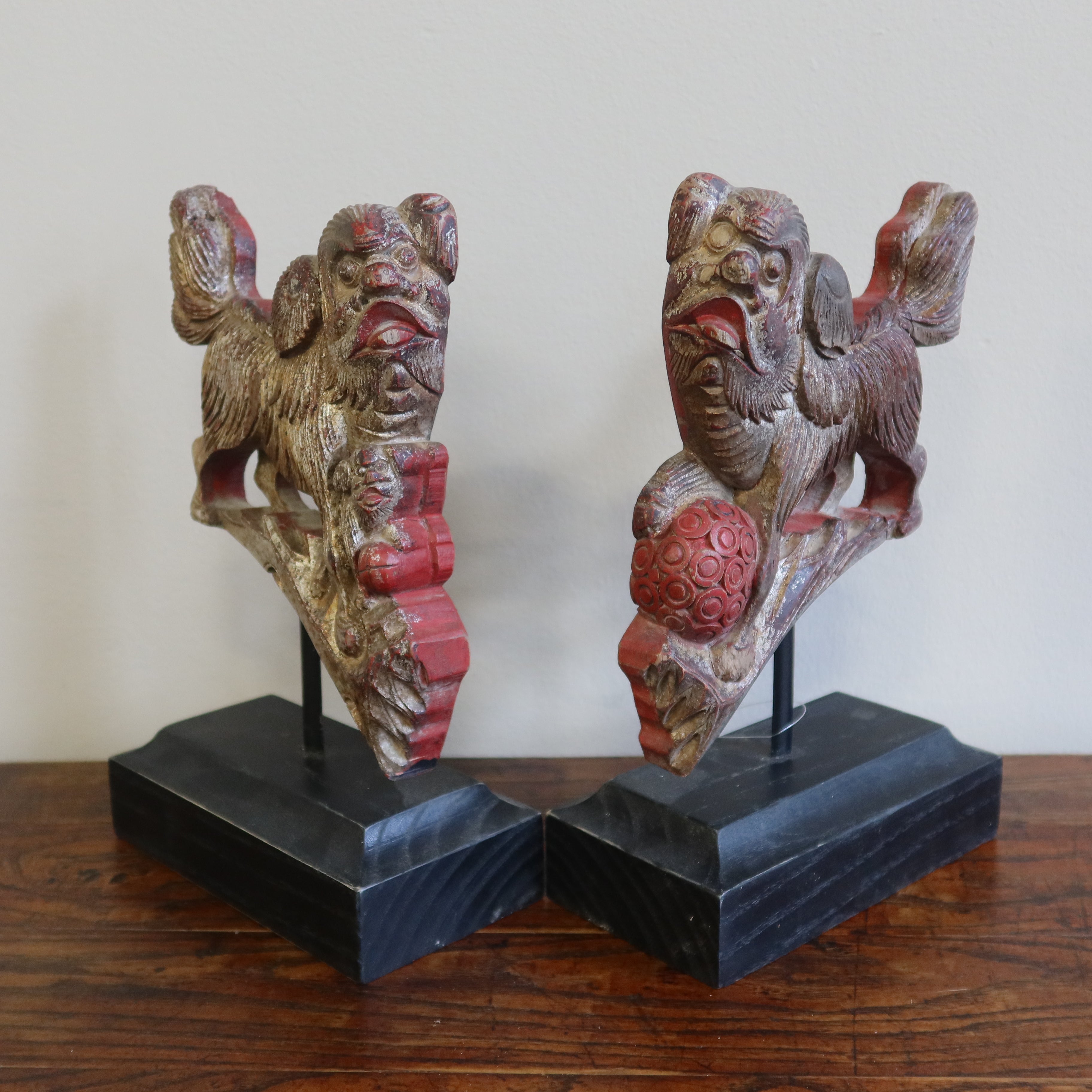 LEONCANE SU PIEDESTALLO