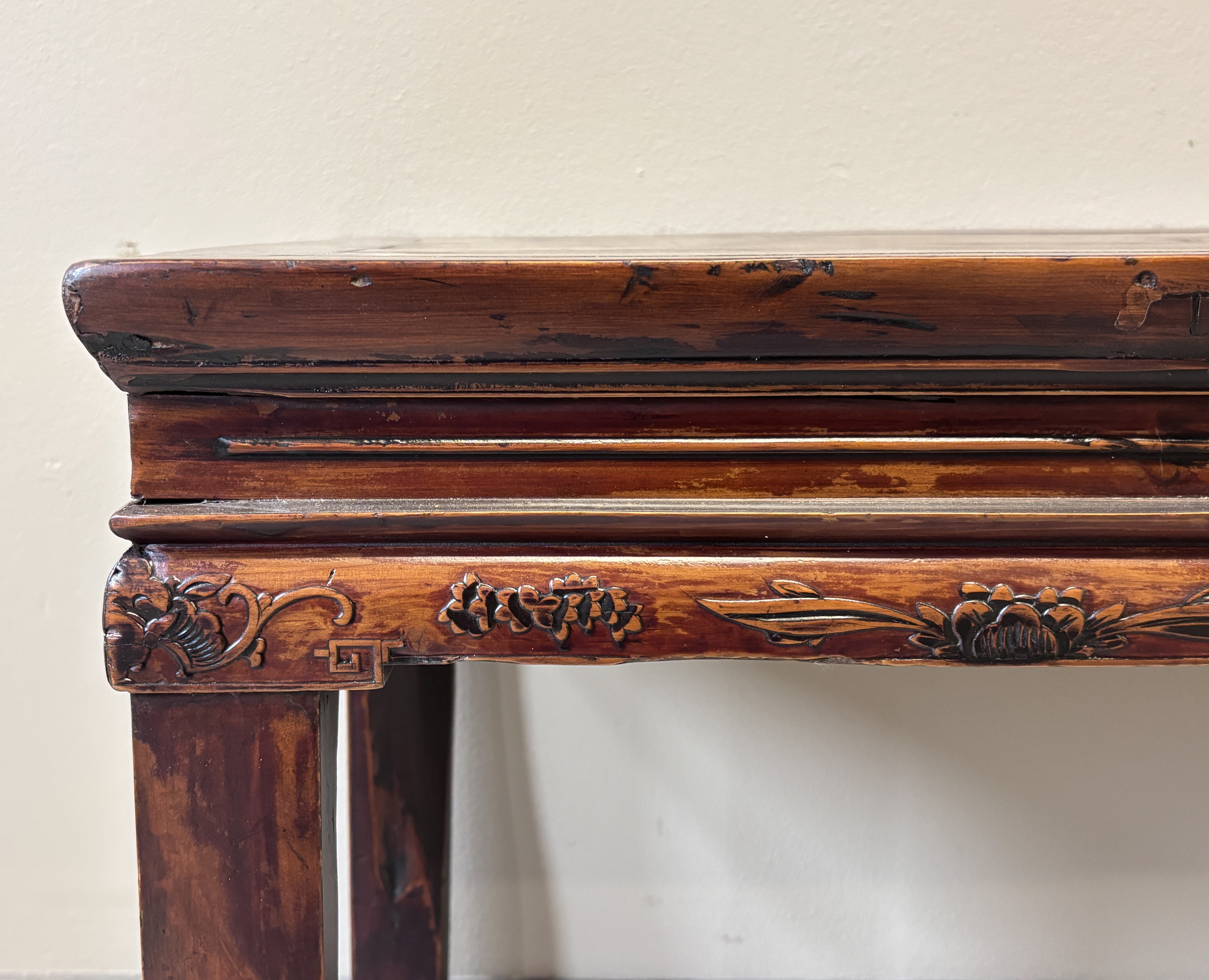 Panchetta cinese con profilo intagliato