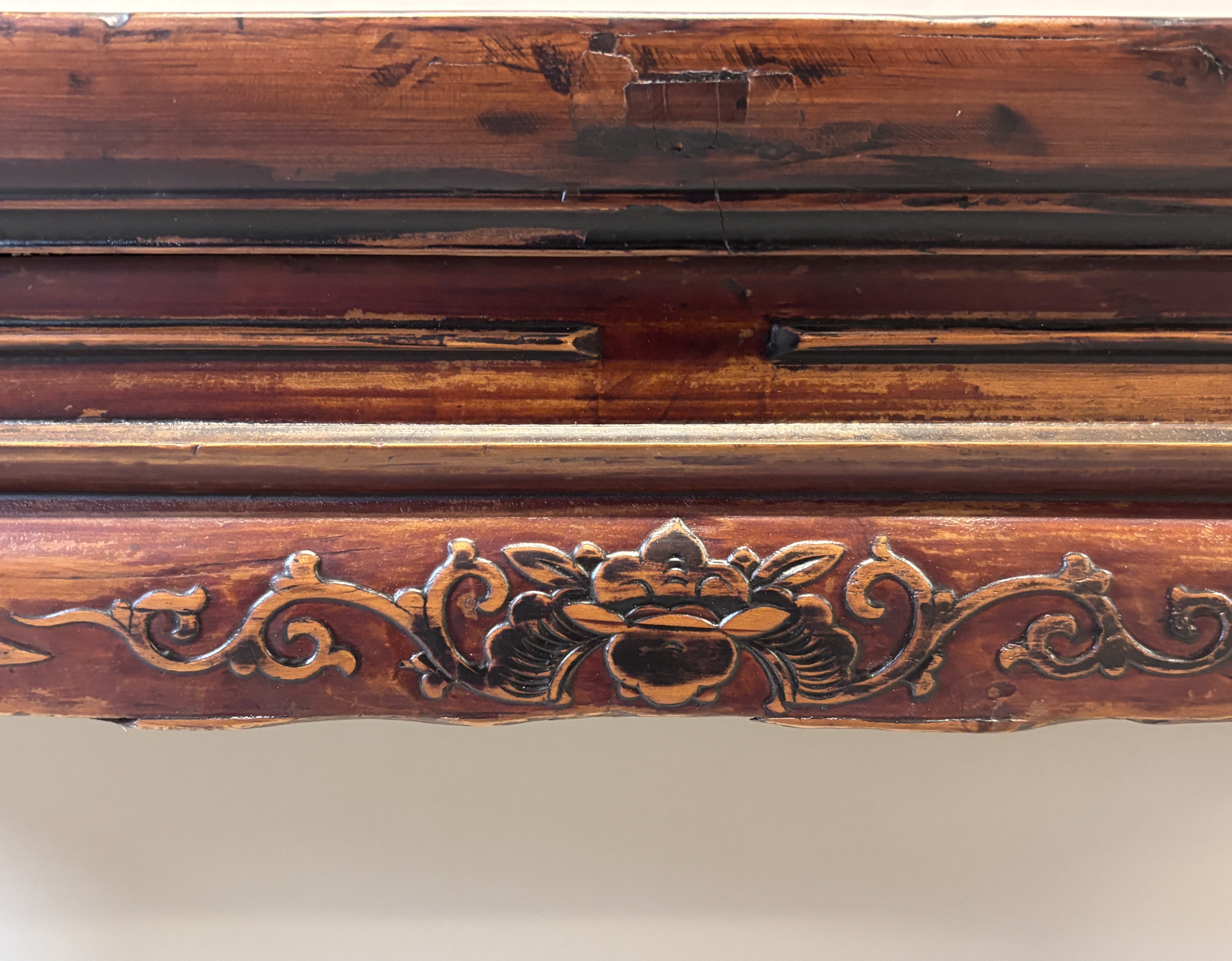 Panchetta cinese con profilo intagliato