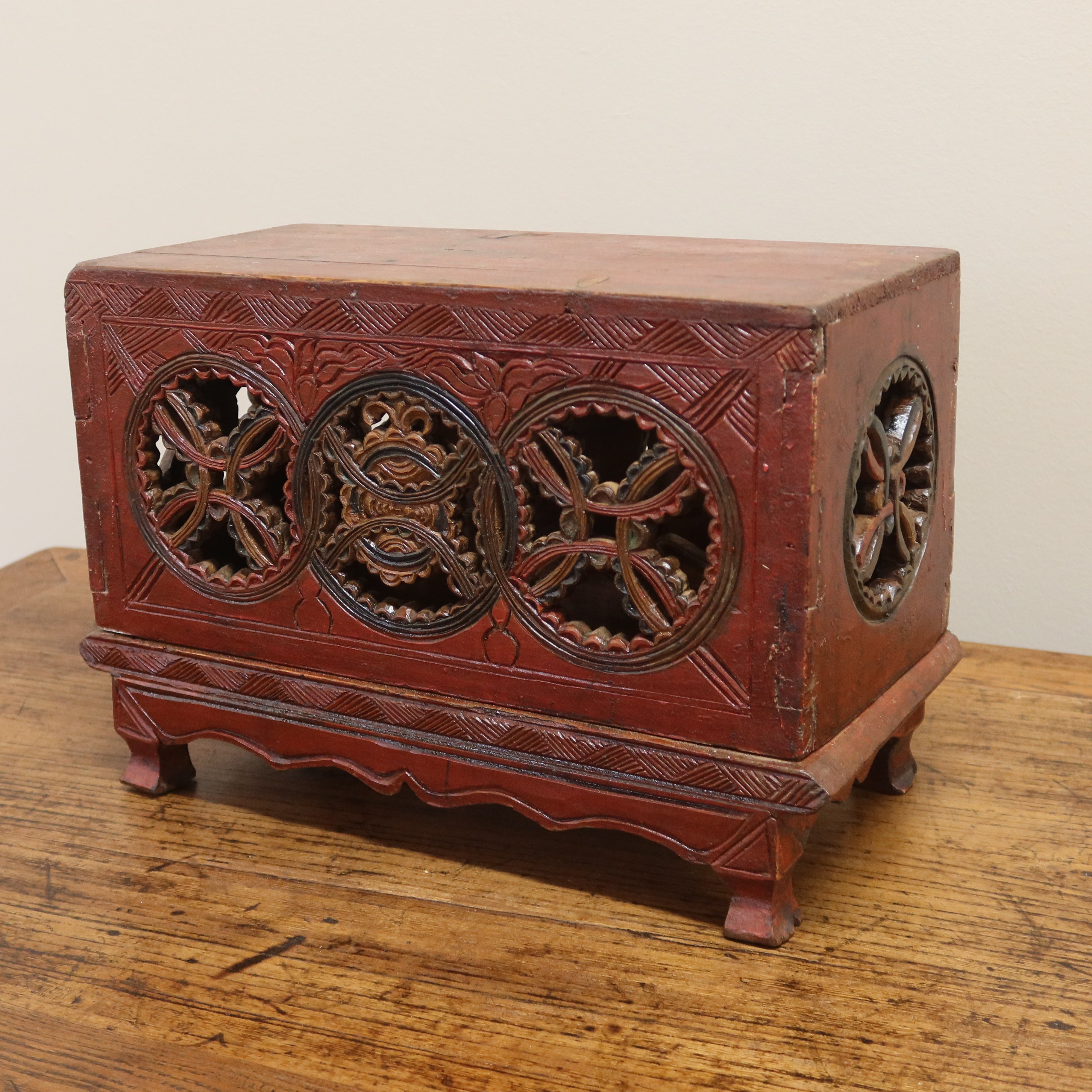 PORTAINCENSO LIGNEO CON INTAGLI