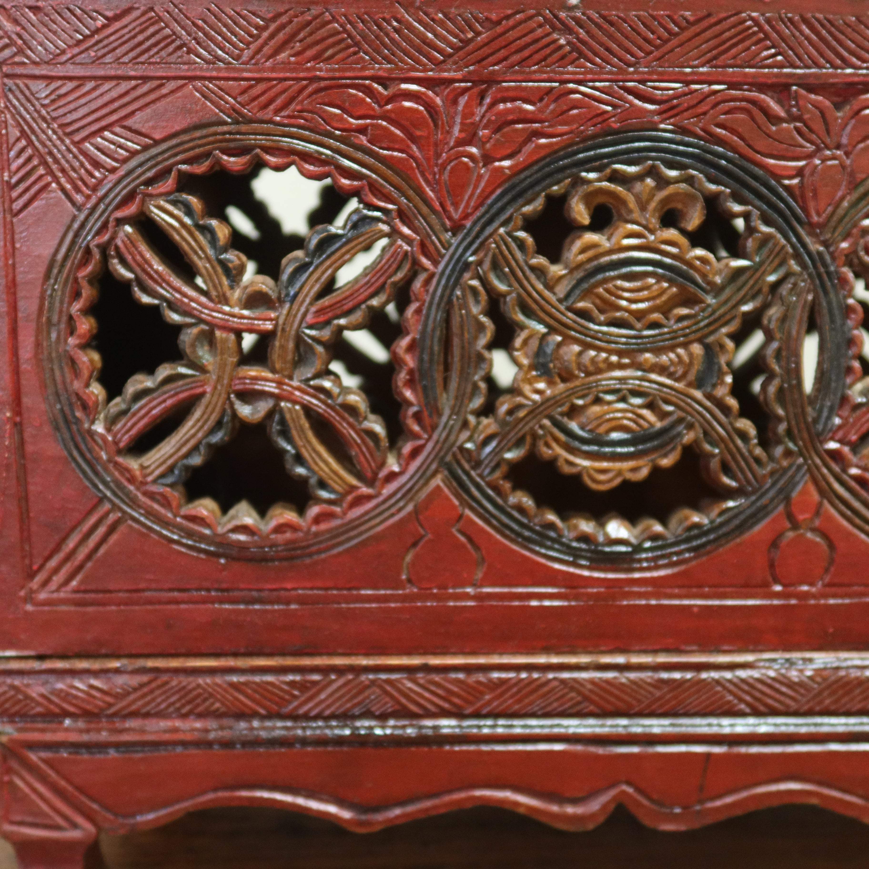 PORTAINCENSO LIGNEO CON INTAGLI