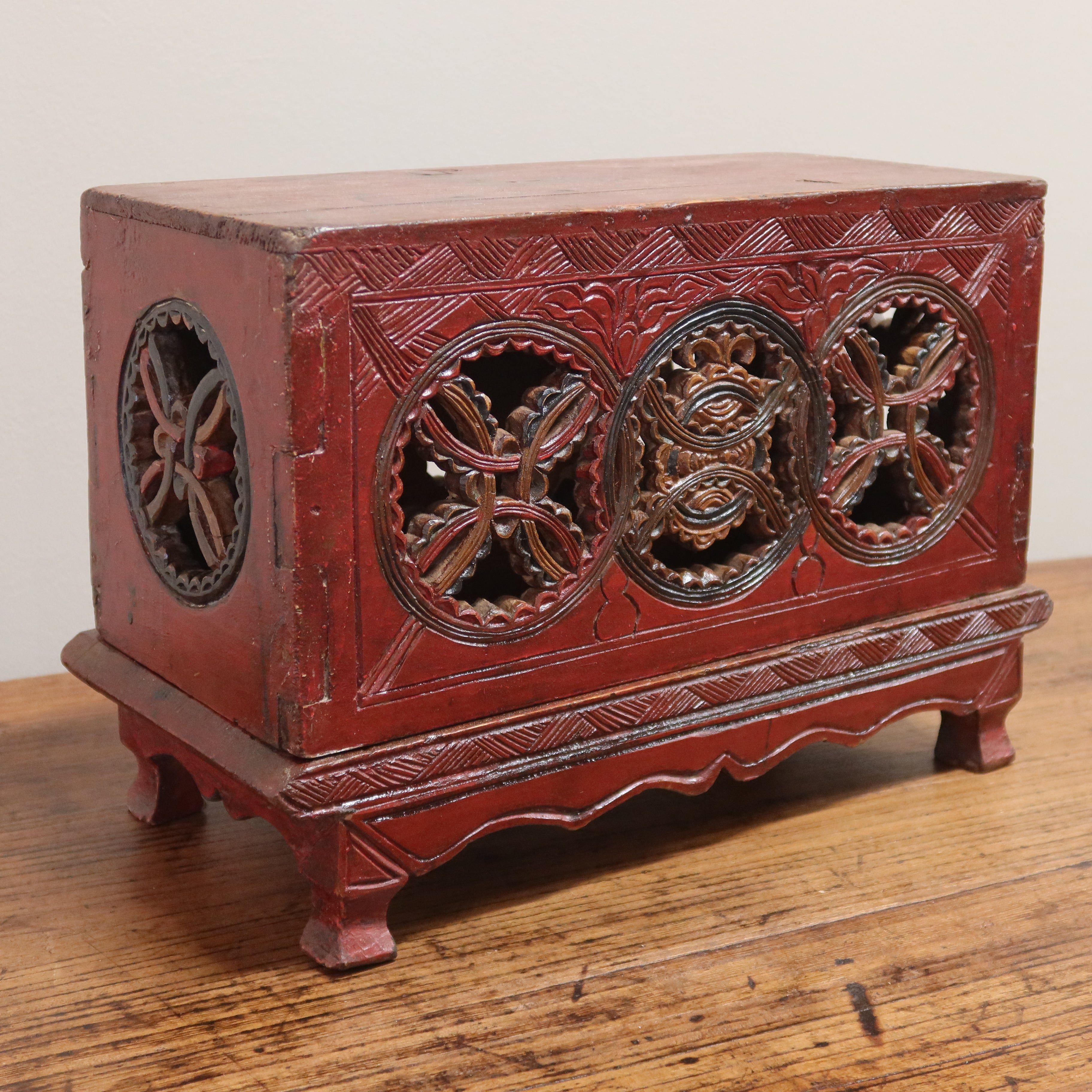 PORTAINCENSO LIGNEO CON INTAGLI