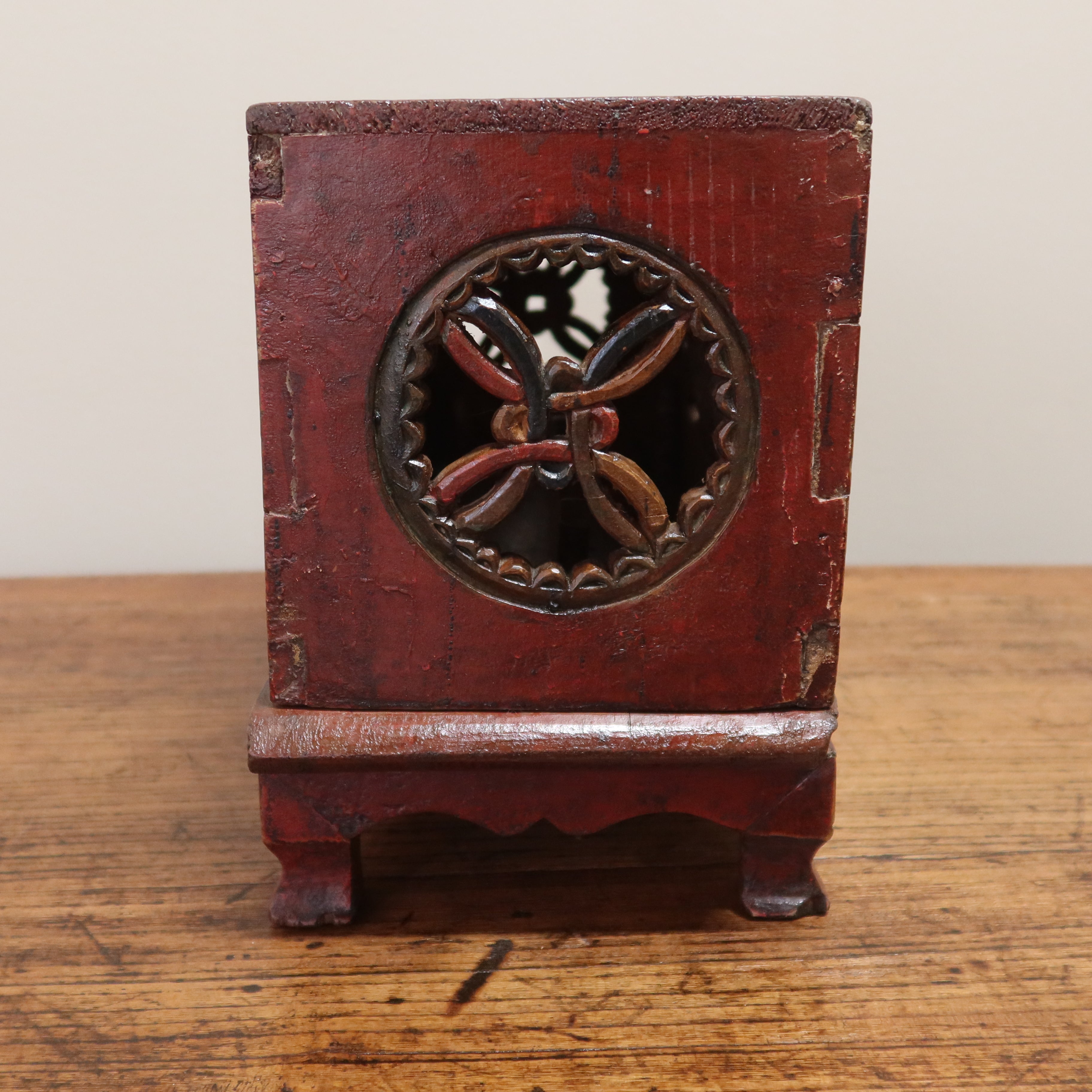 PORTAINCENSO LIGNEO CON INTAGLI