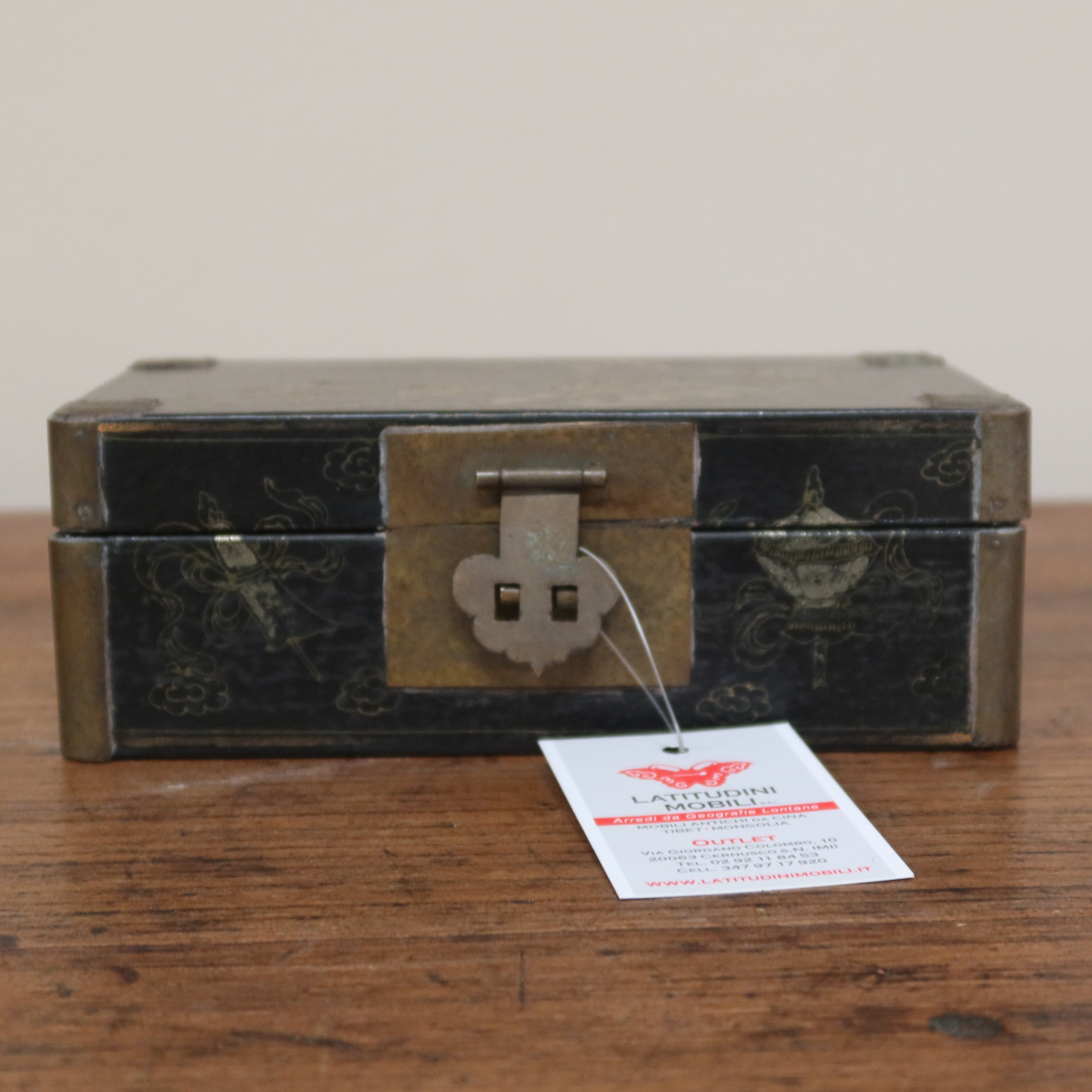 SCATOLA CINESE NERA CON DECORI DORATI