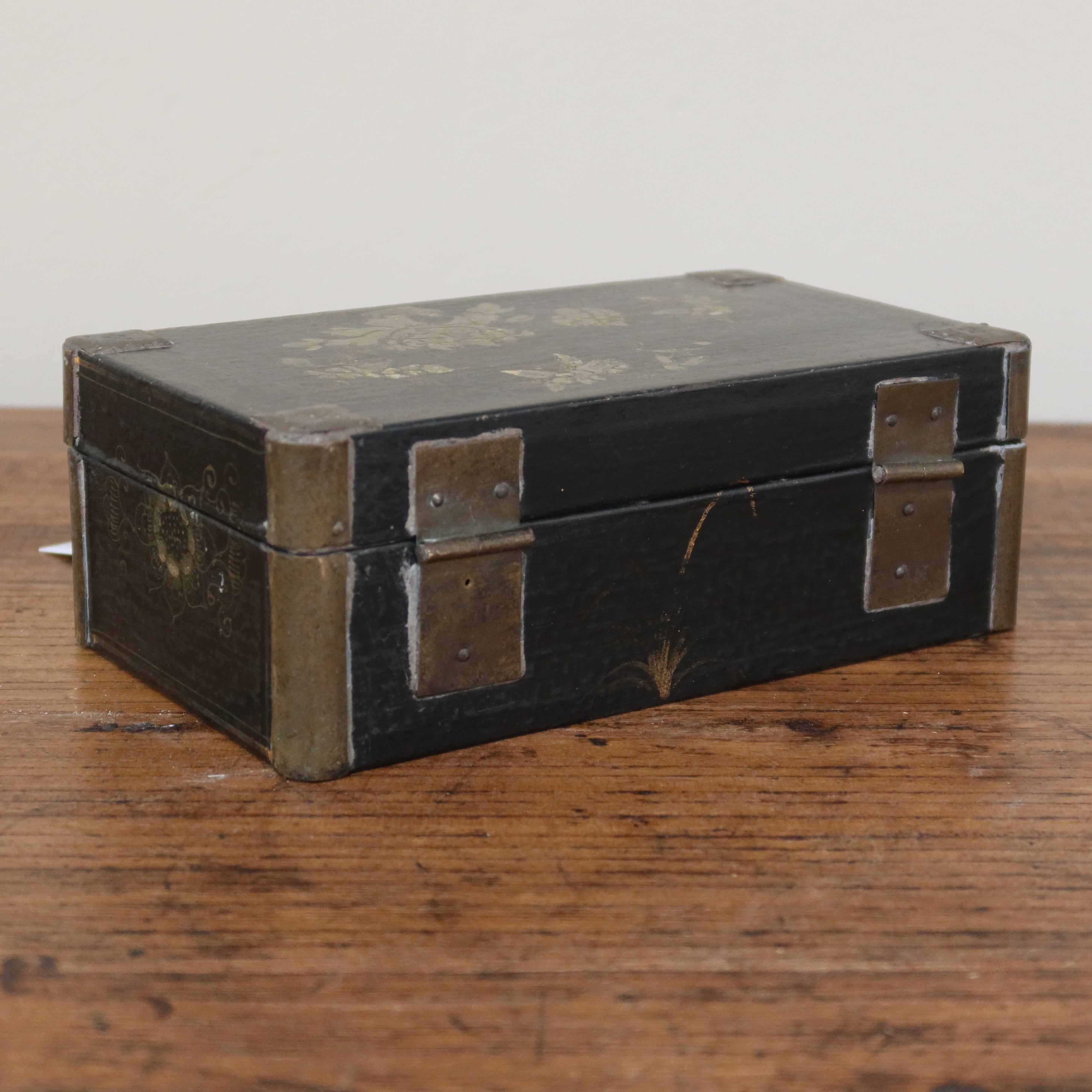 SCATOLA CINESE NERA CON DECORI DORATI