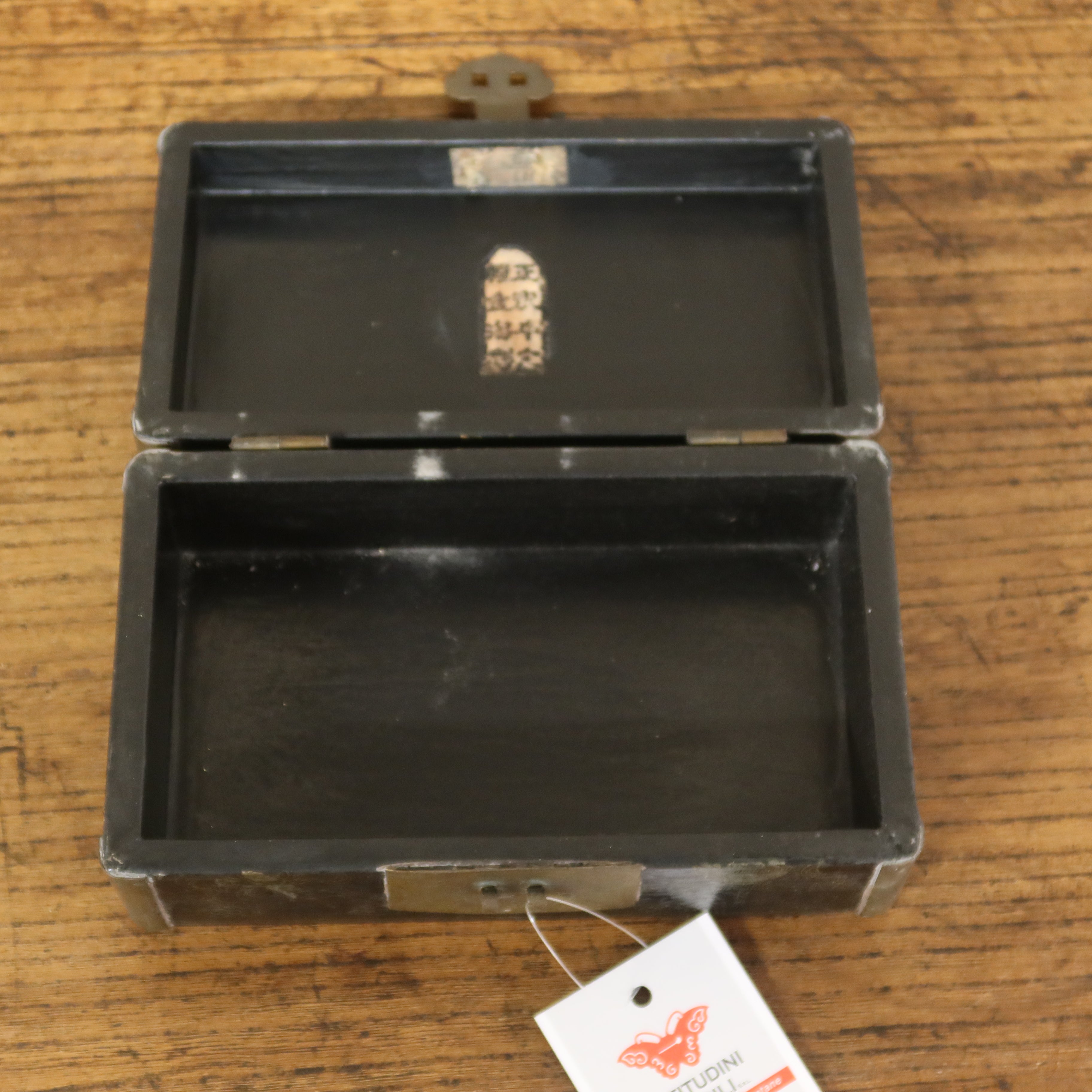 SCATOLA CINESE NERA CON DECORI DORATI