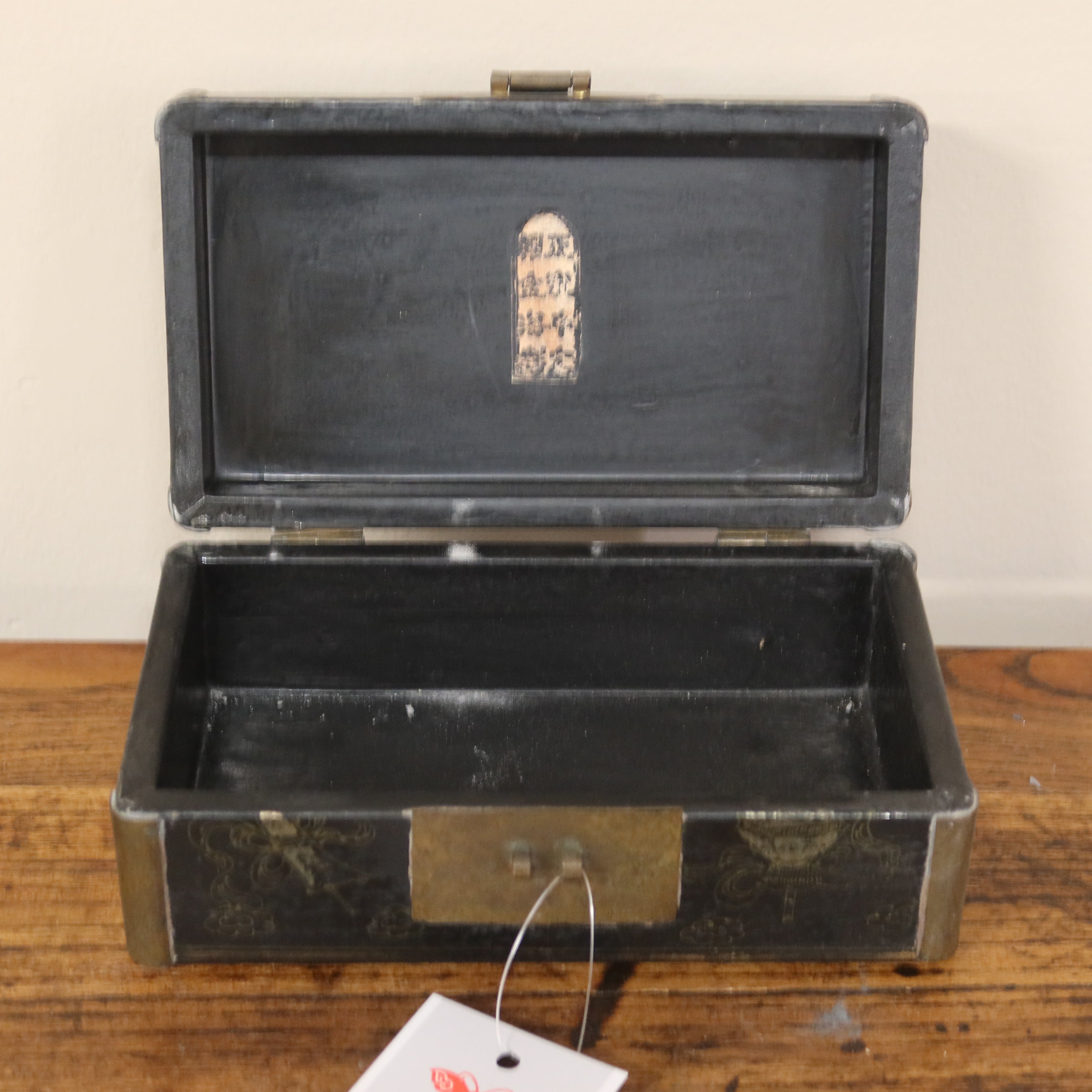 SCATOLA CINESE NERA CON DECORI DORATI