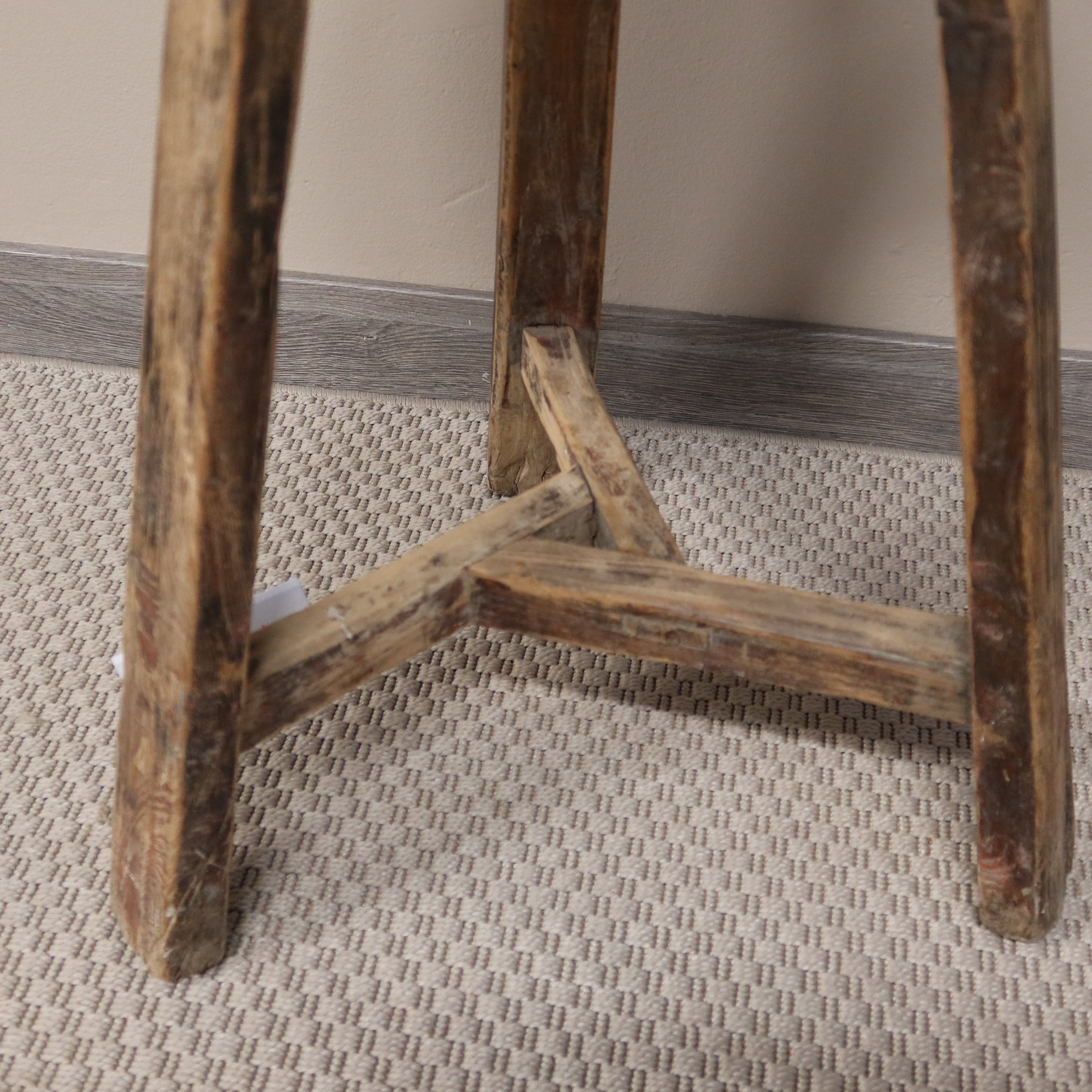 SGABELLINO CINESE TONDO GAMBE A TRAPEZIO