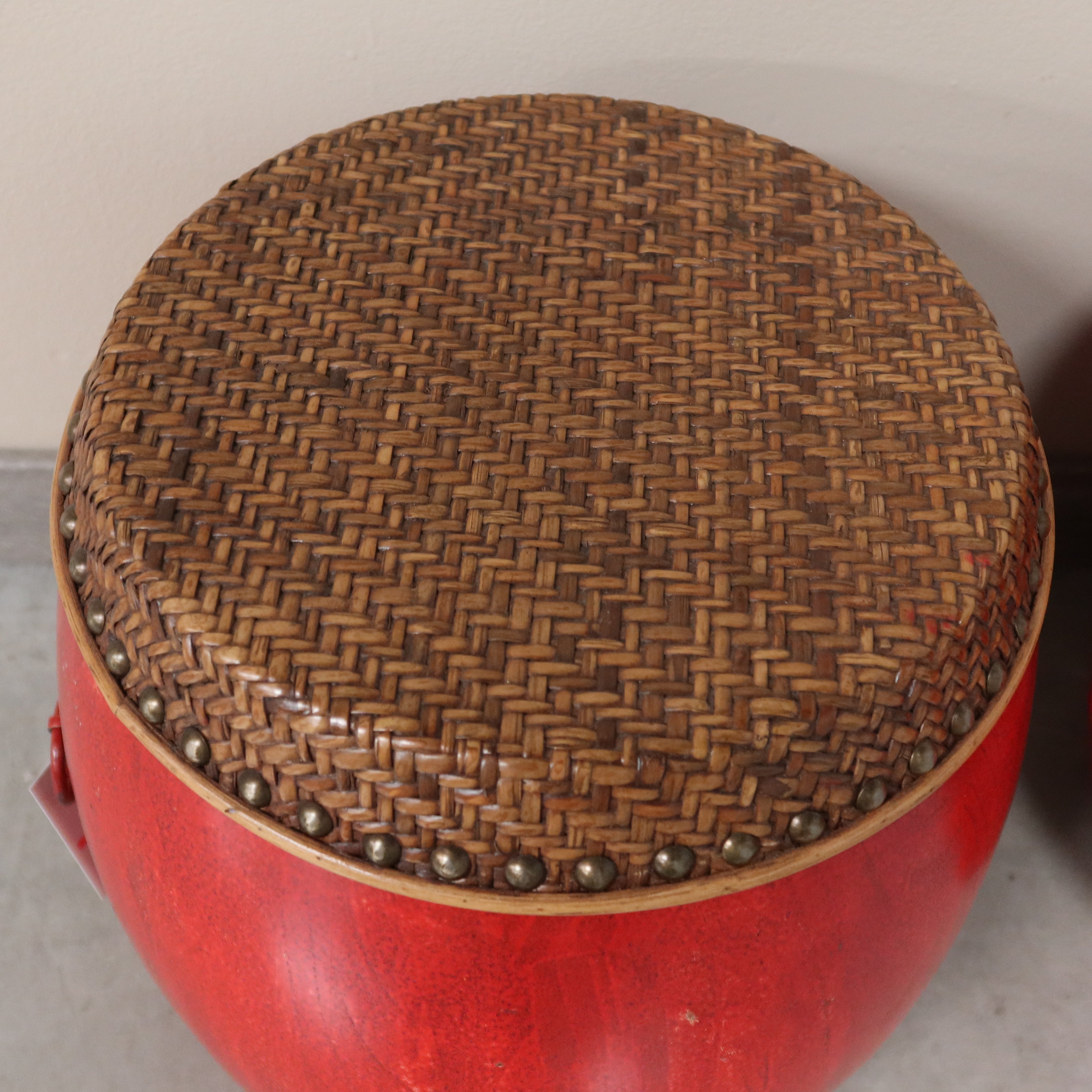 SGABELLO A BOTTE LACCA ROSSA PIANO RATTAN