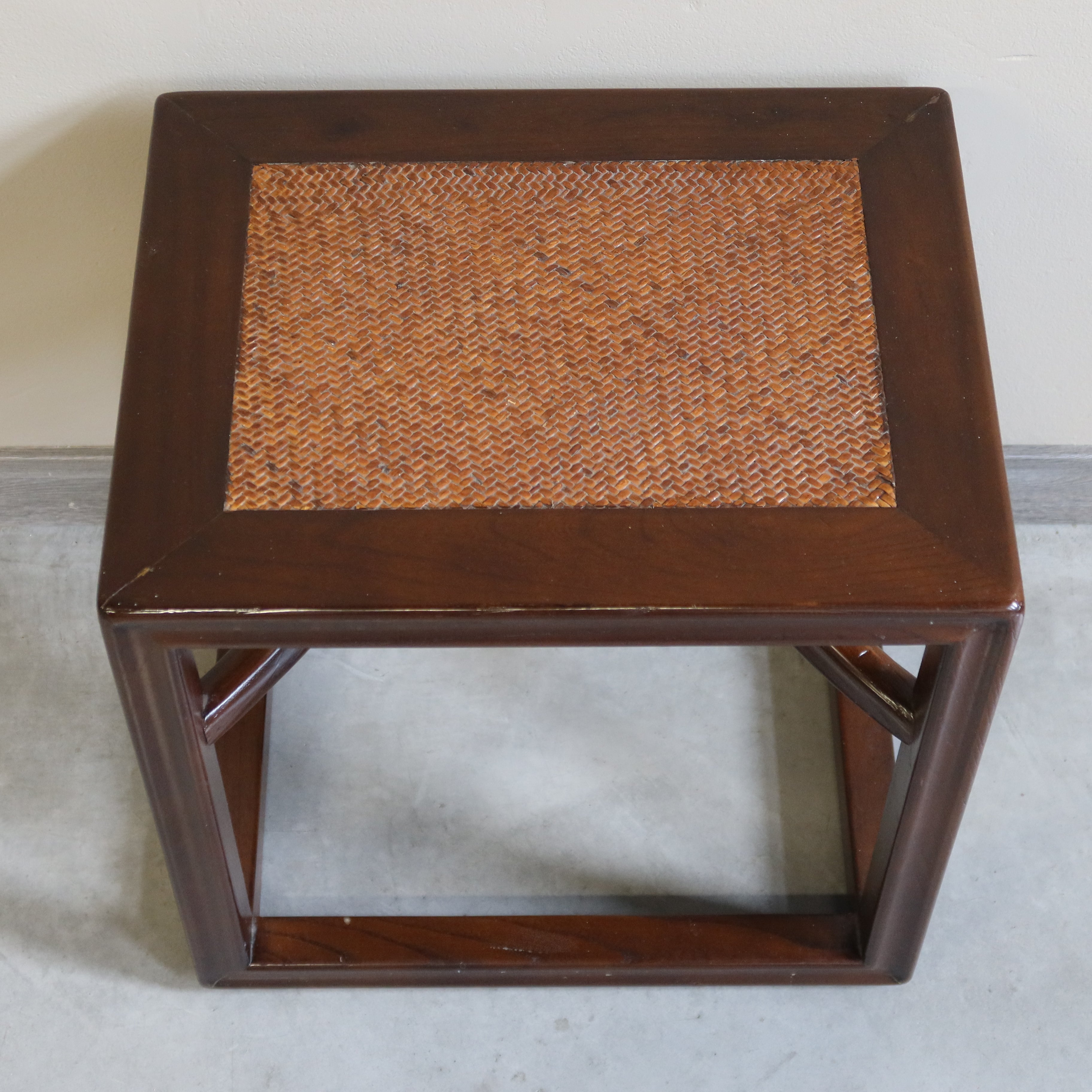 SGABELLO OLMO CINESE PIANO RATTAN