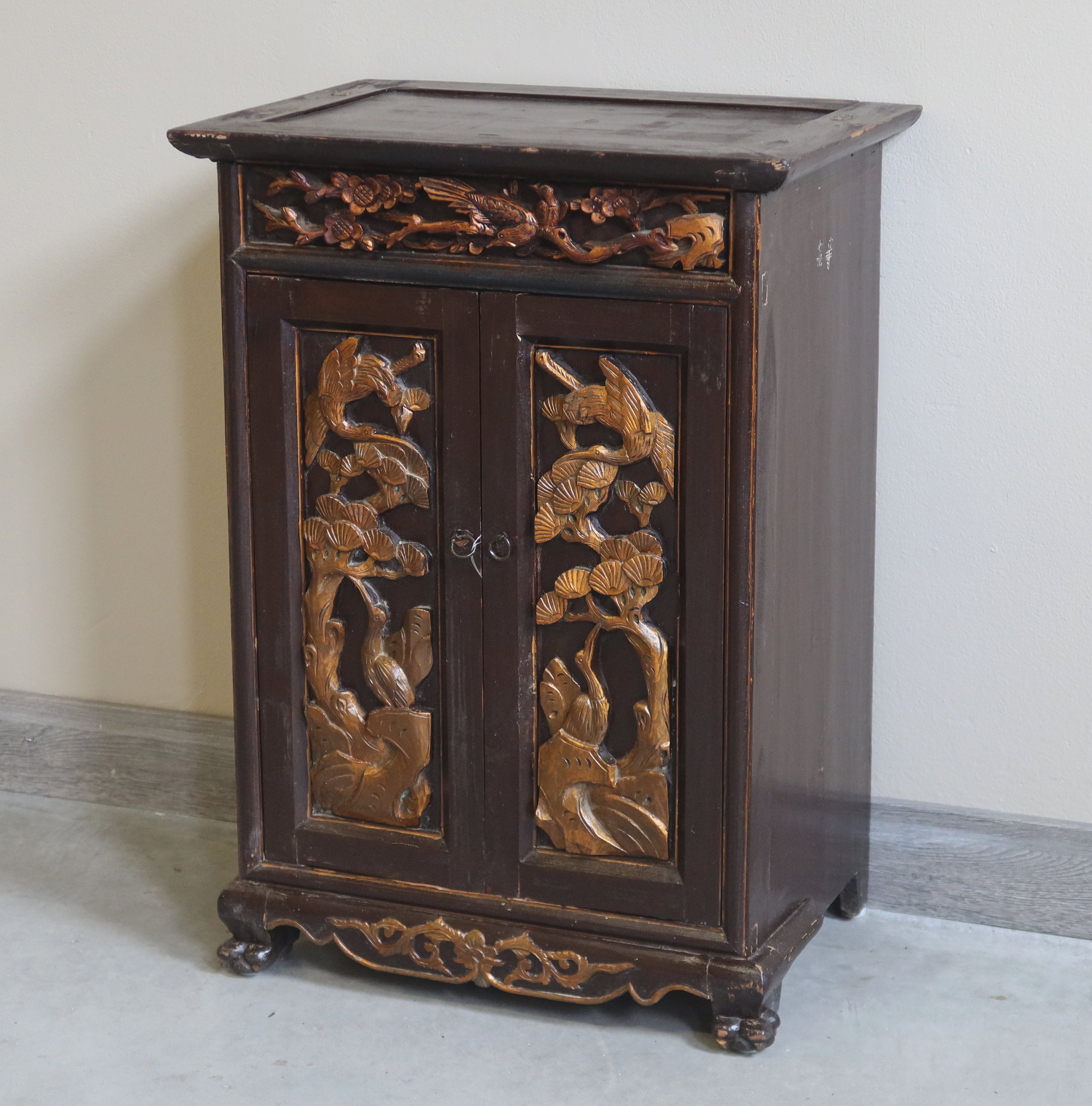 COMODINETTO 2A CON INTAGLI DORATI