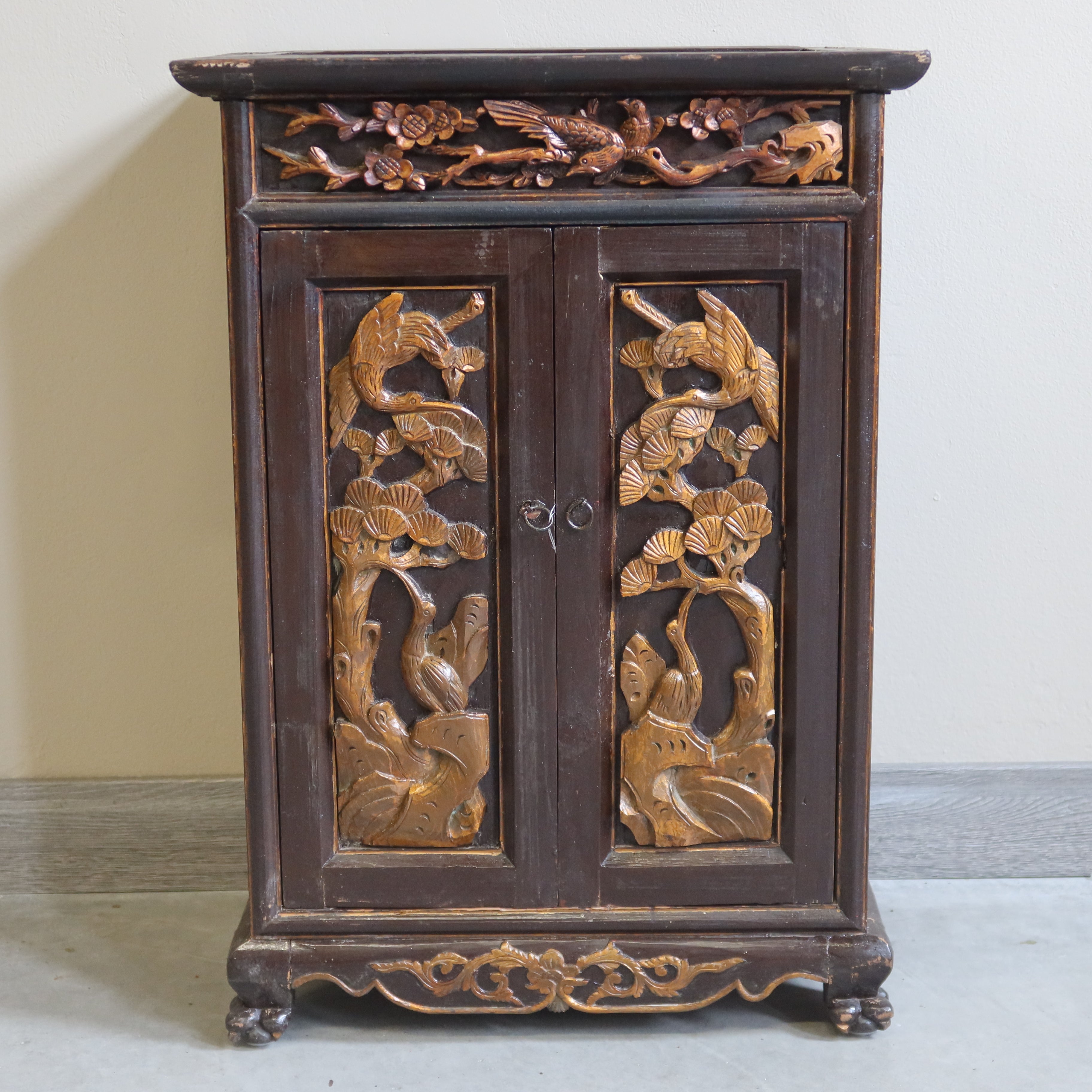 COMODINETTO 2A CON INTAGLI DORATI