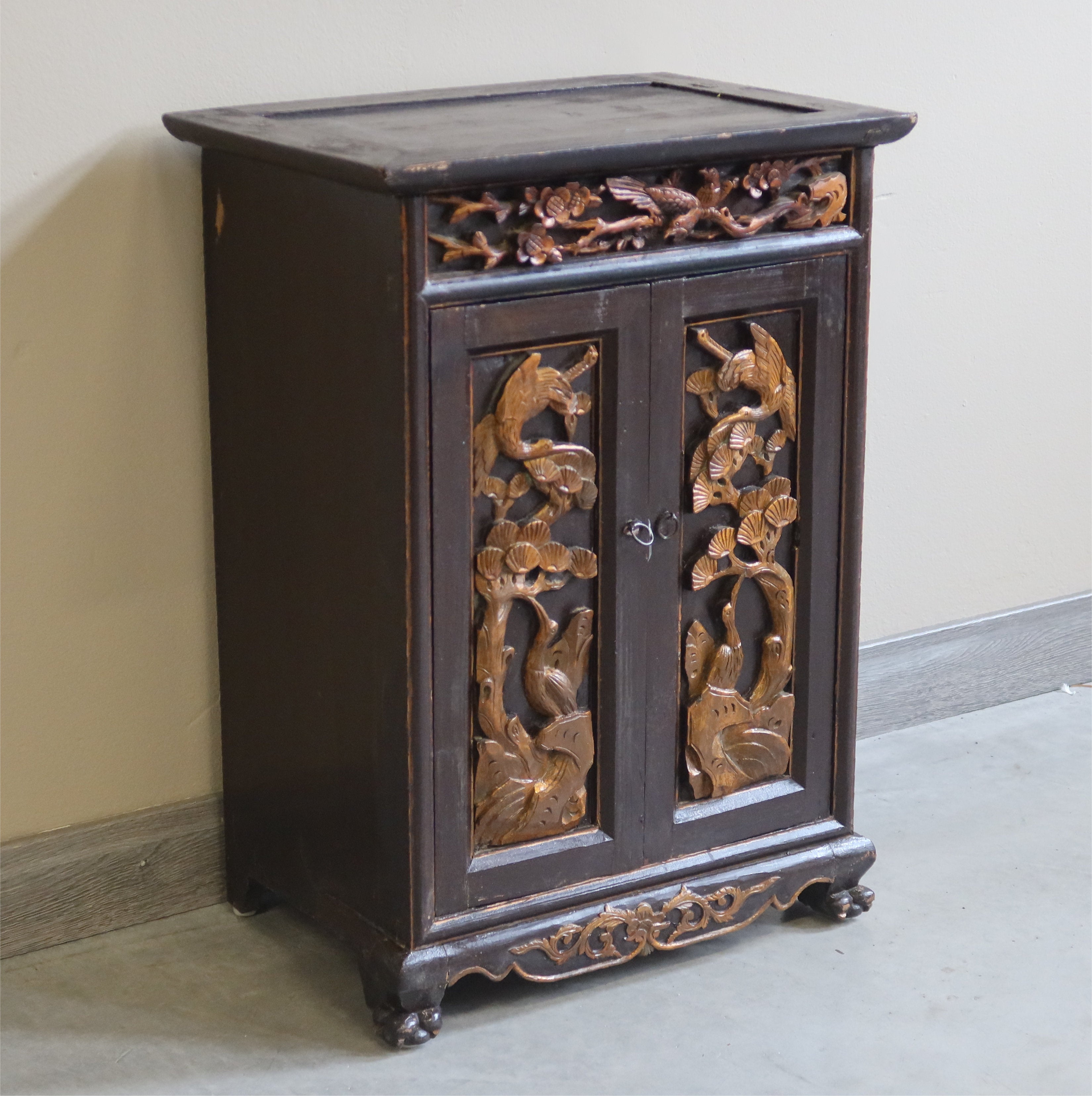 COMODINETTO 2A CON INTAGLI DORATI