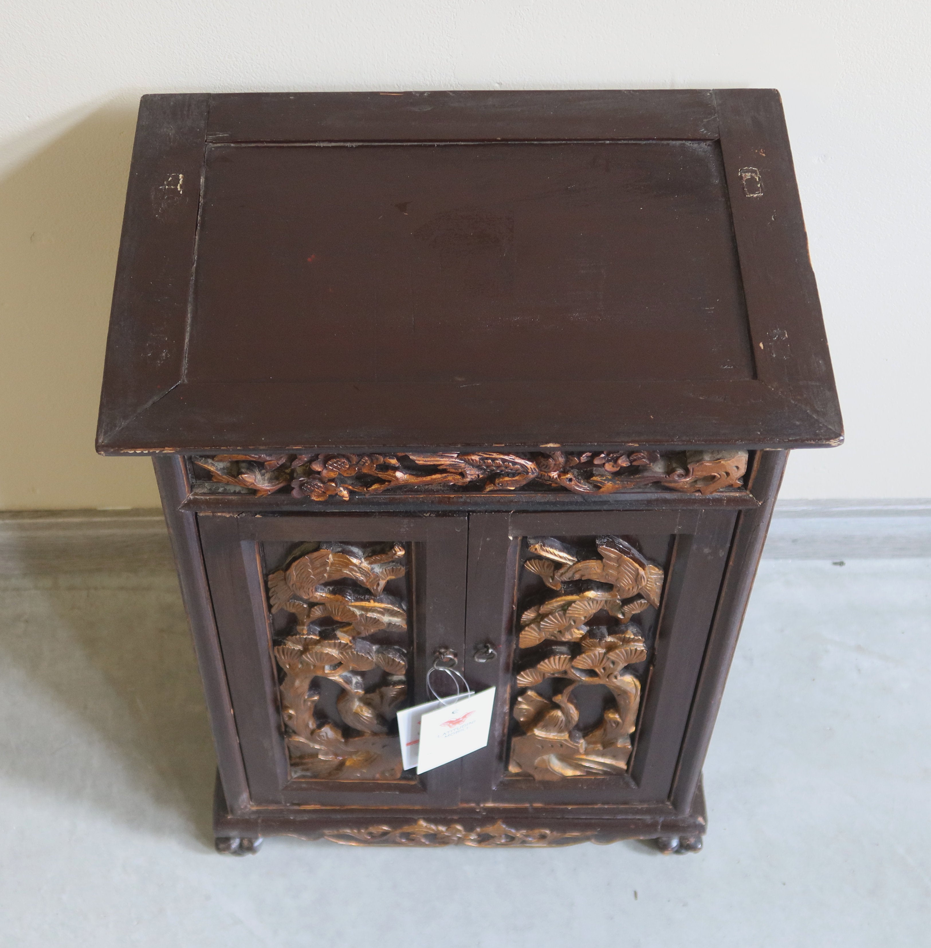 COMODINETTO 2A CON INTAGLI DORATI