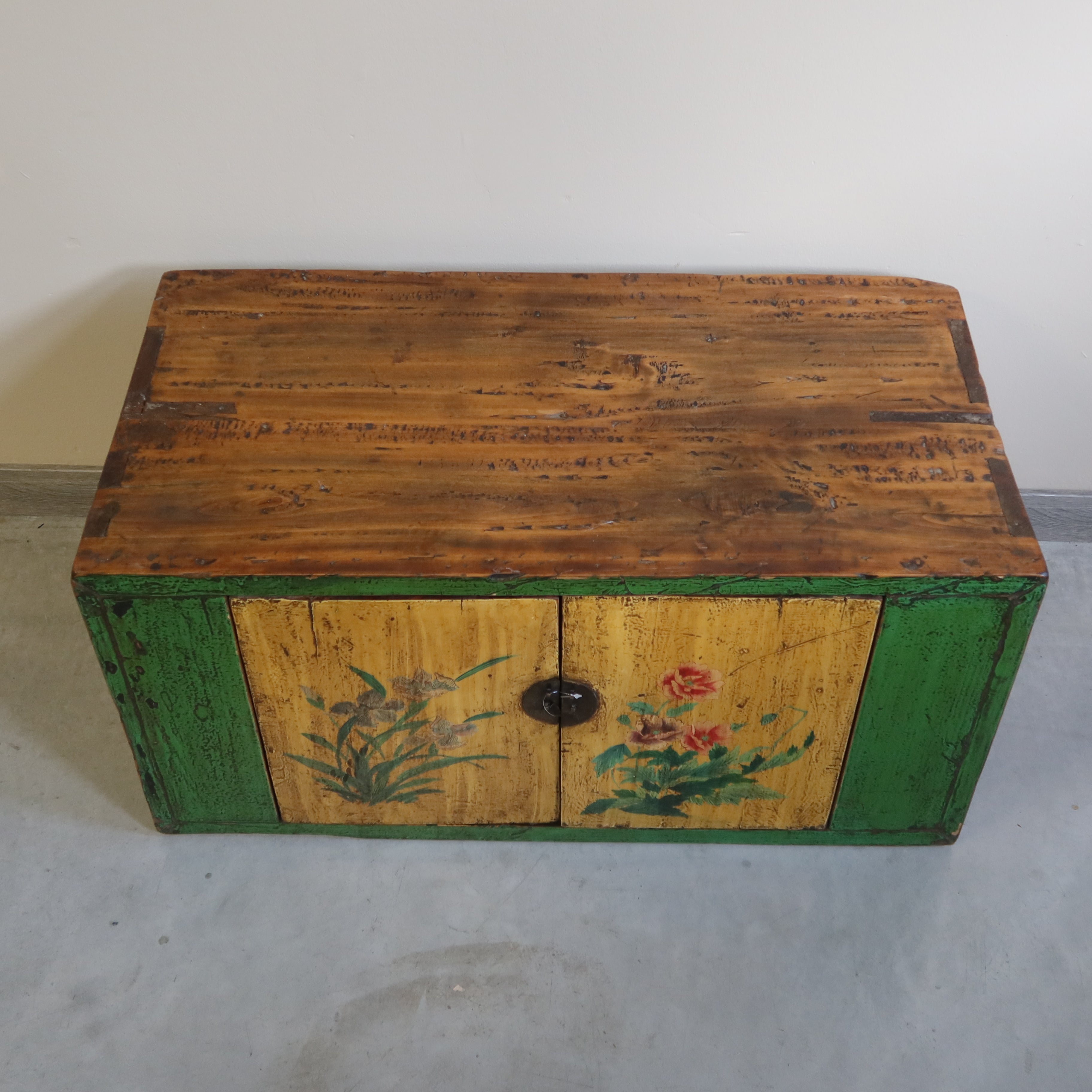 CREDENZINO MONGOLIA DUE ANTE DECORATE